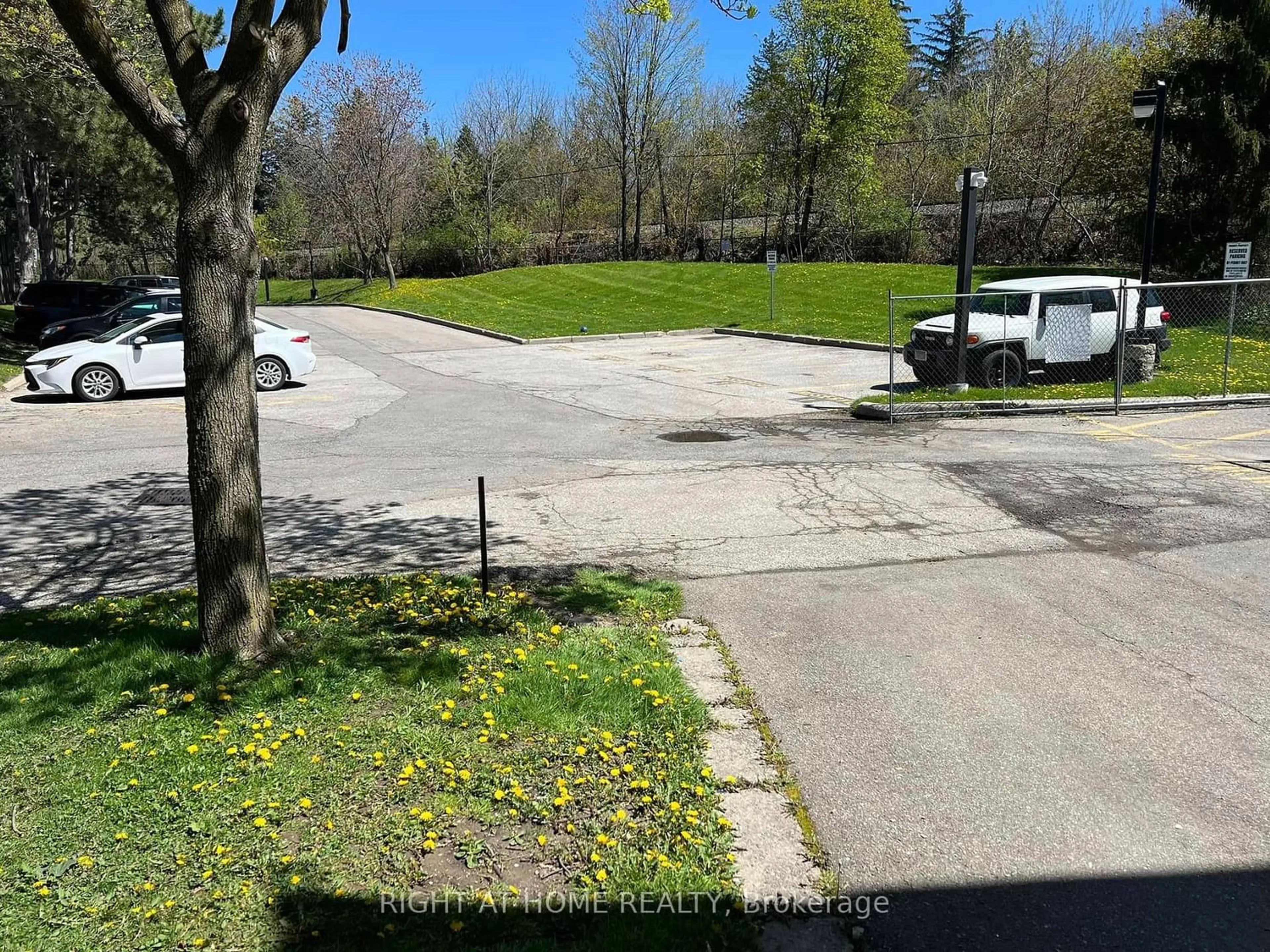 Parking for 400 Mississauga Valley Blvd #44, Mississauga Ontario L5A 3N6