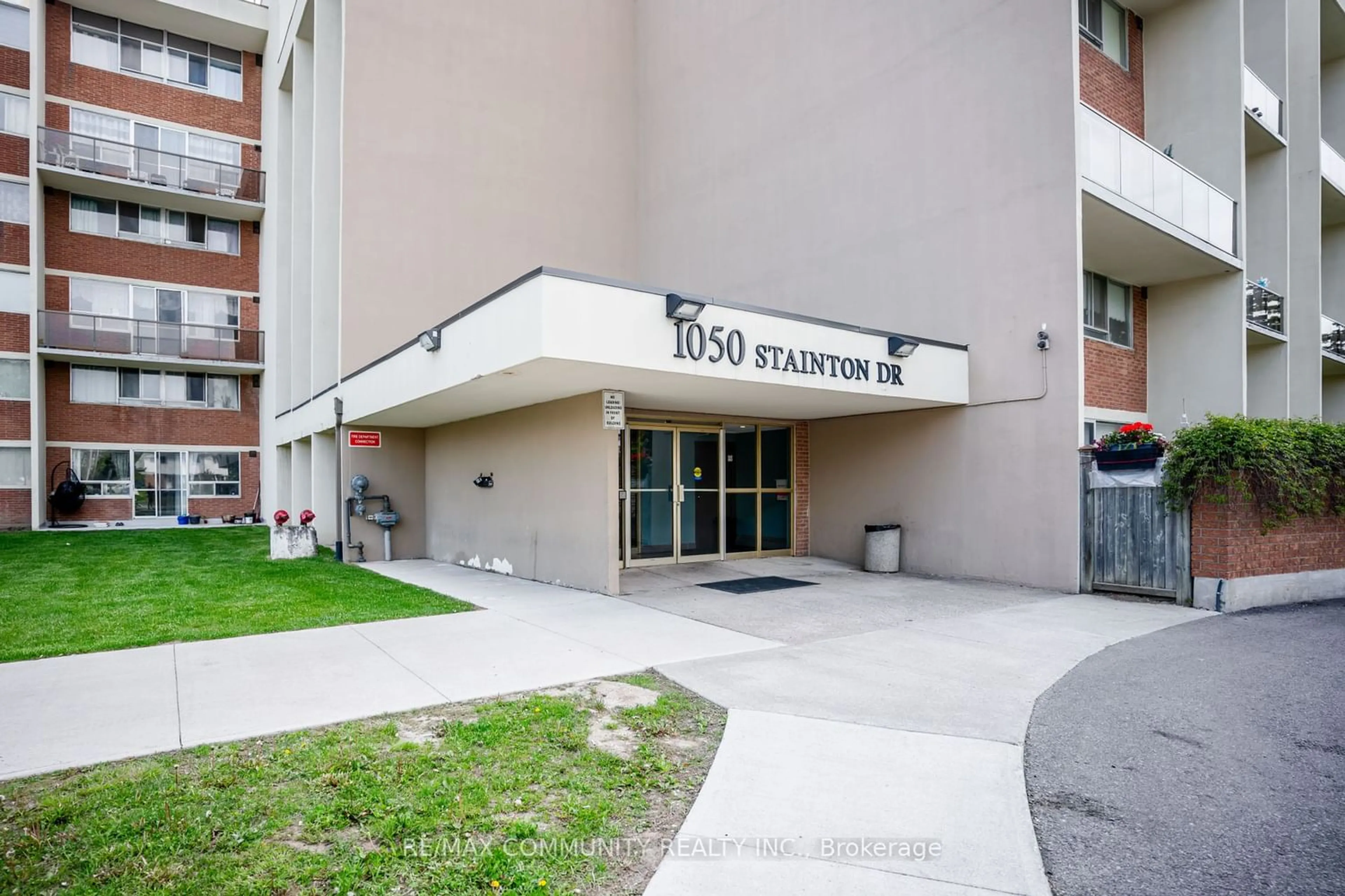 Outside view for 1050 Stainton Dr #331, Mississauga Ontario L5C 2T7