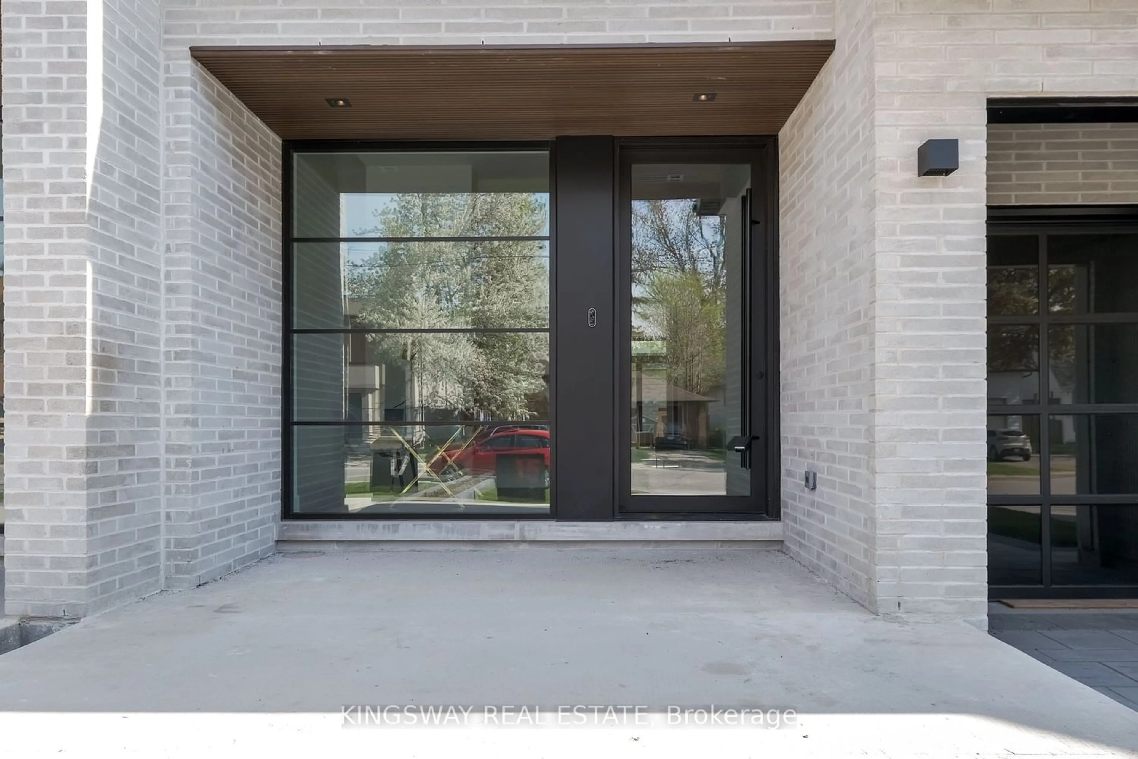Indoor entryway for 17 Broadview Ave, Mississauga Ontario L5H 2S8