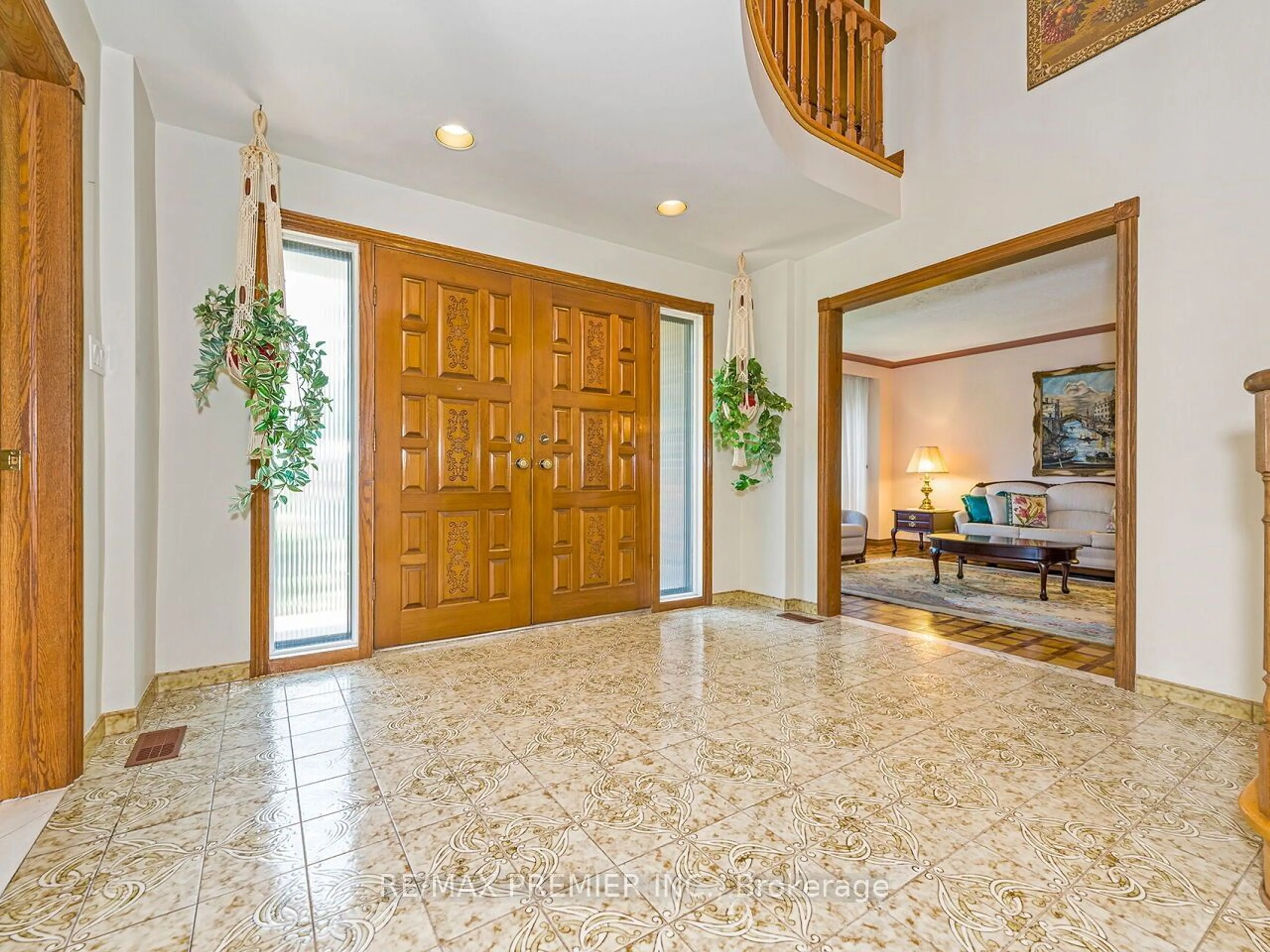 Indoor foyer for 2960 Weston Rd, Toronto Ontario M9M 2S7