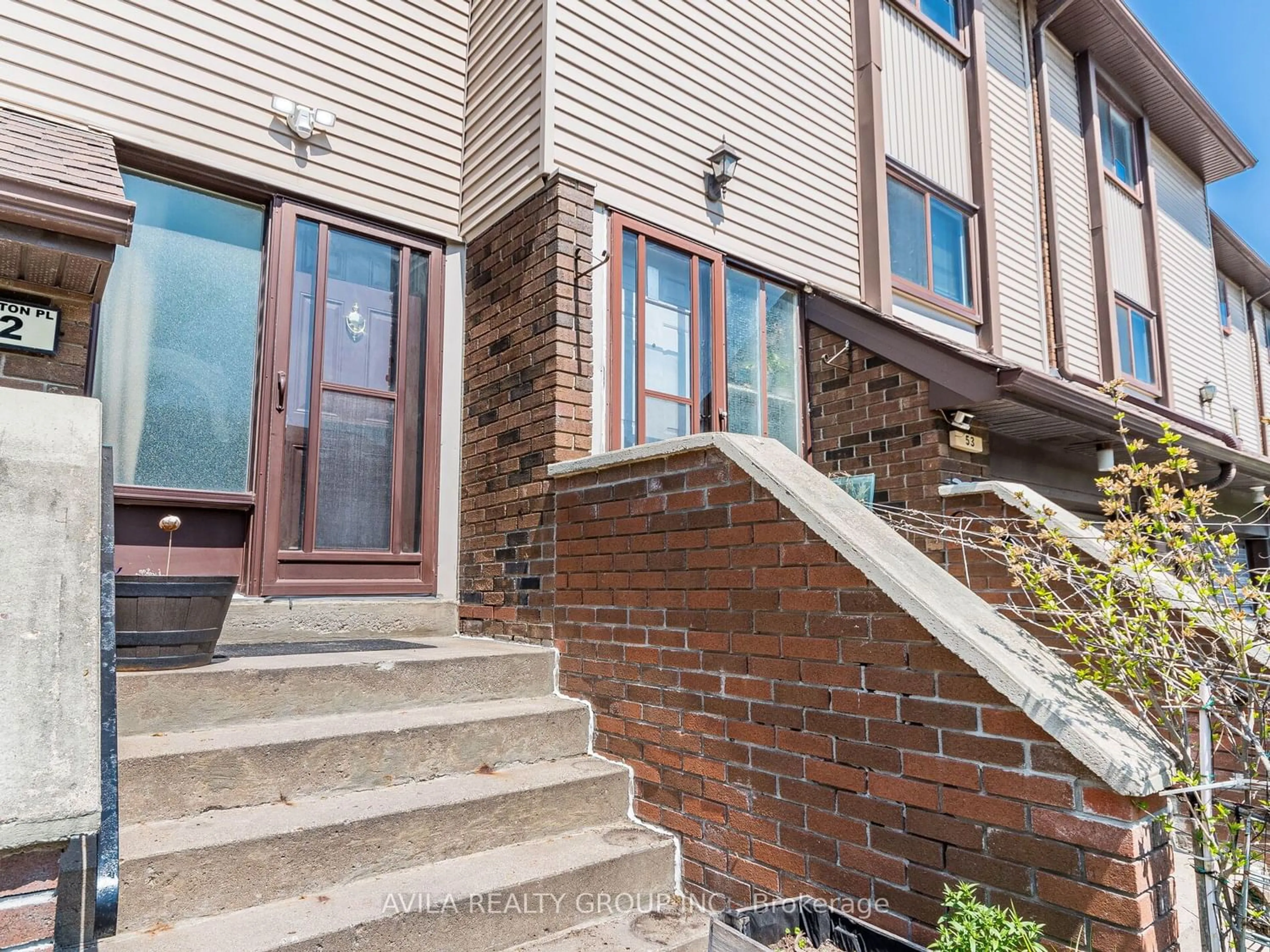 A pic from exterior of the house or condo for 52 Carleton Pl, Brampton Ontario L6T 3Z4