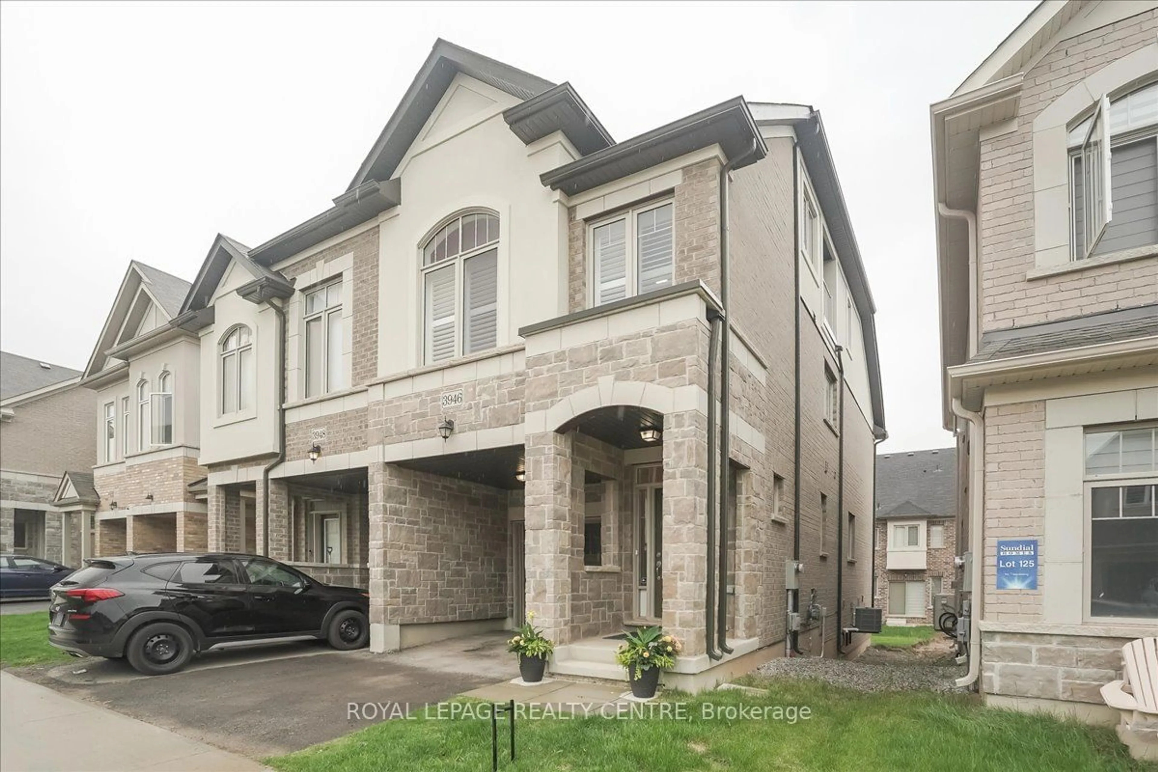 A pic from exterior of the house or condo for 3946 Leonardo St, Burlington Ontario L7M 0Z8