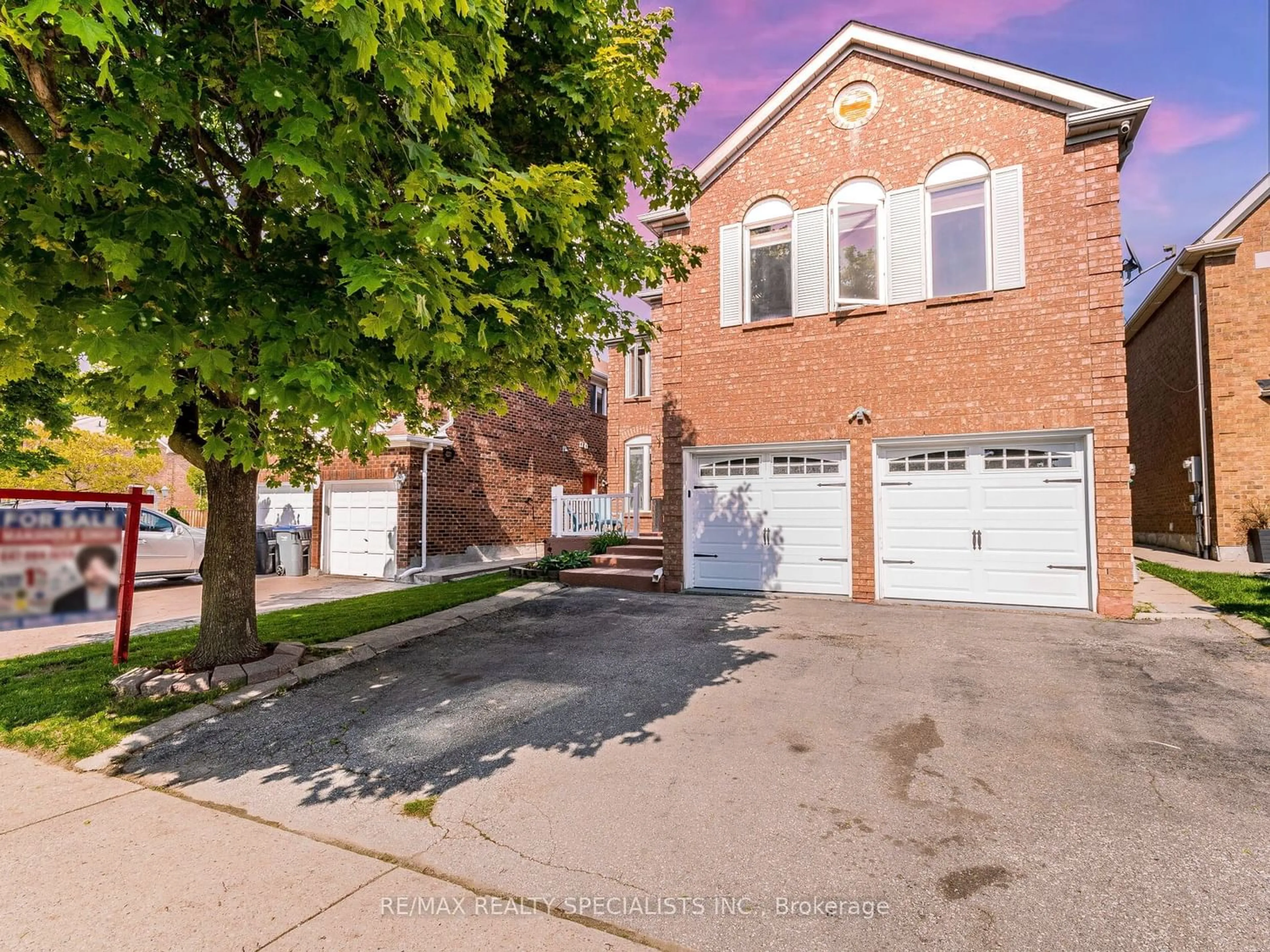 A pic from exterior of the house or condo for 32 Matterdale Ave, Brampton Ontario L6Y 4H9