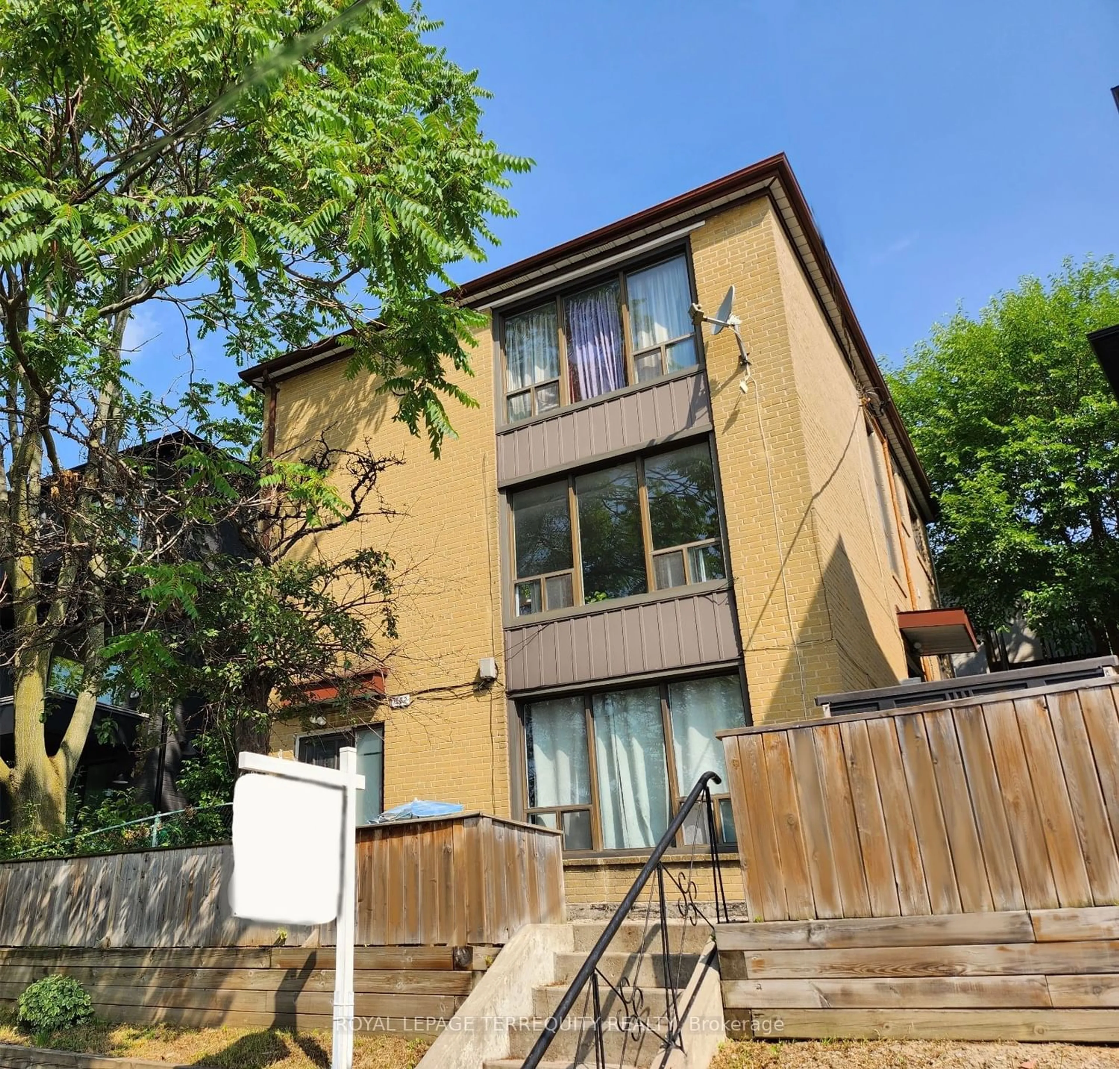 A pic from exterior of the house or condo for 1252 Davenport Rd, Toronto Ontario M6H 2H2