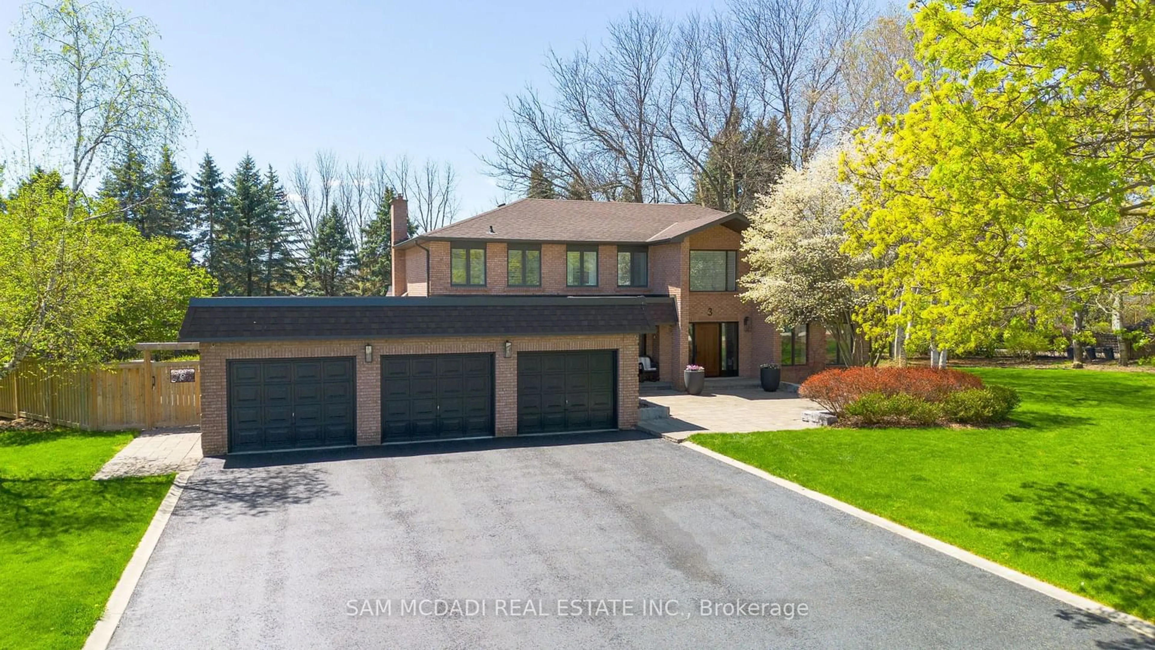 Home with brick exterior material for 3 Huttonville Dr, Brampton Ontario L6X 0C2