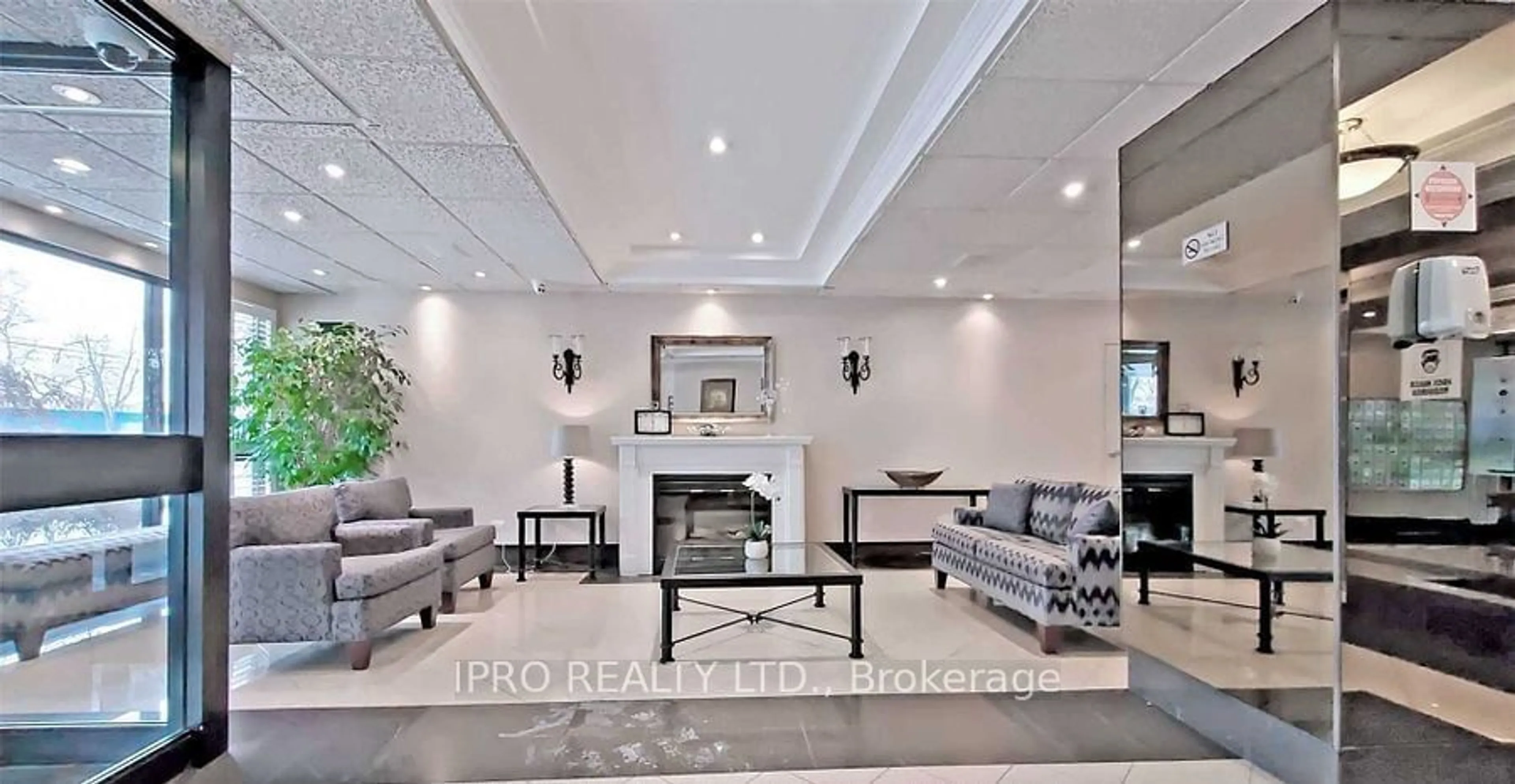 Indoor lobby for 1300 Mississauga Vly Blvd #211, Mississauga Ontario L5A 3S8
