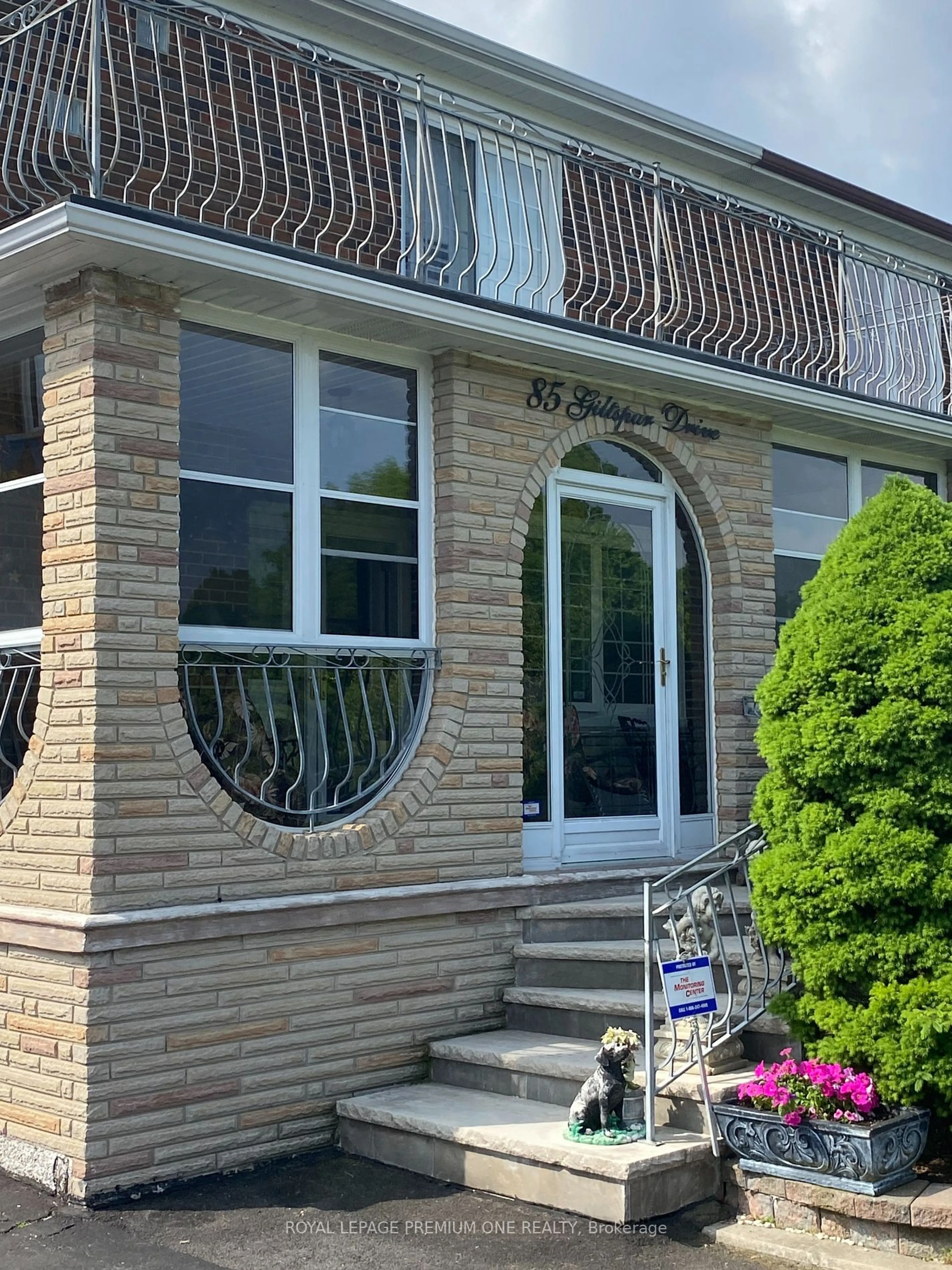 Home with vinyl exterior material for 85 GILTSPUR Dr, Toronto Ontario M3L 1M4