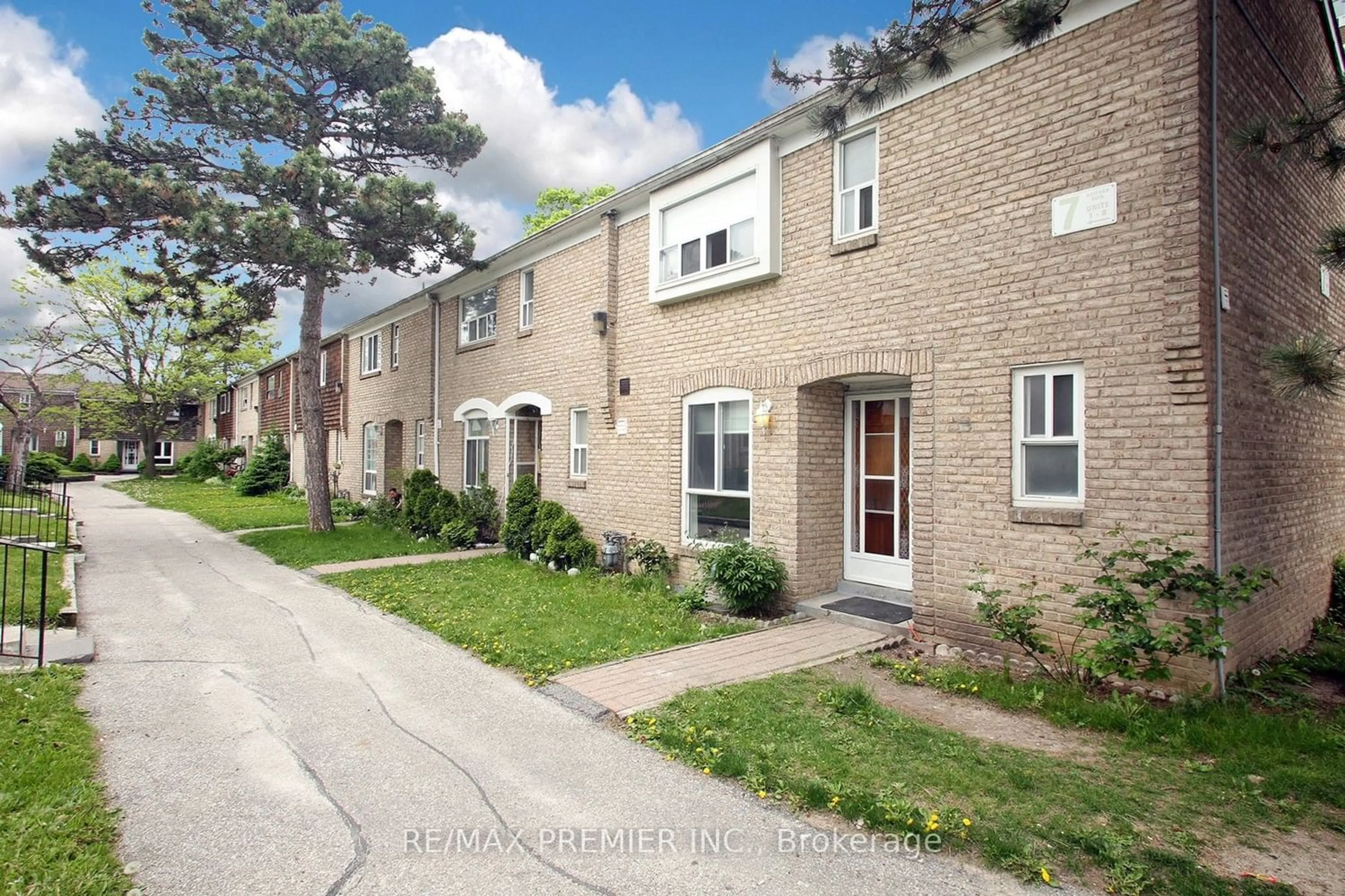 A pic from exterior of the house or condo for 7 Gosford Blvd #1, Toronto Ontario M3N 2G7