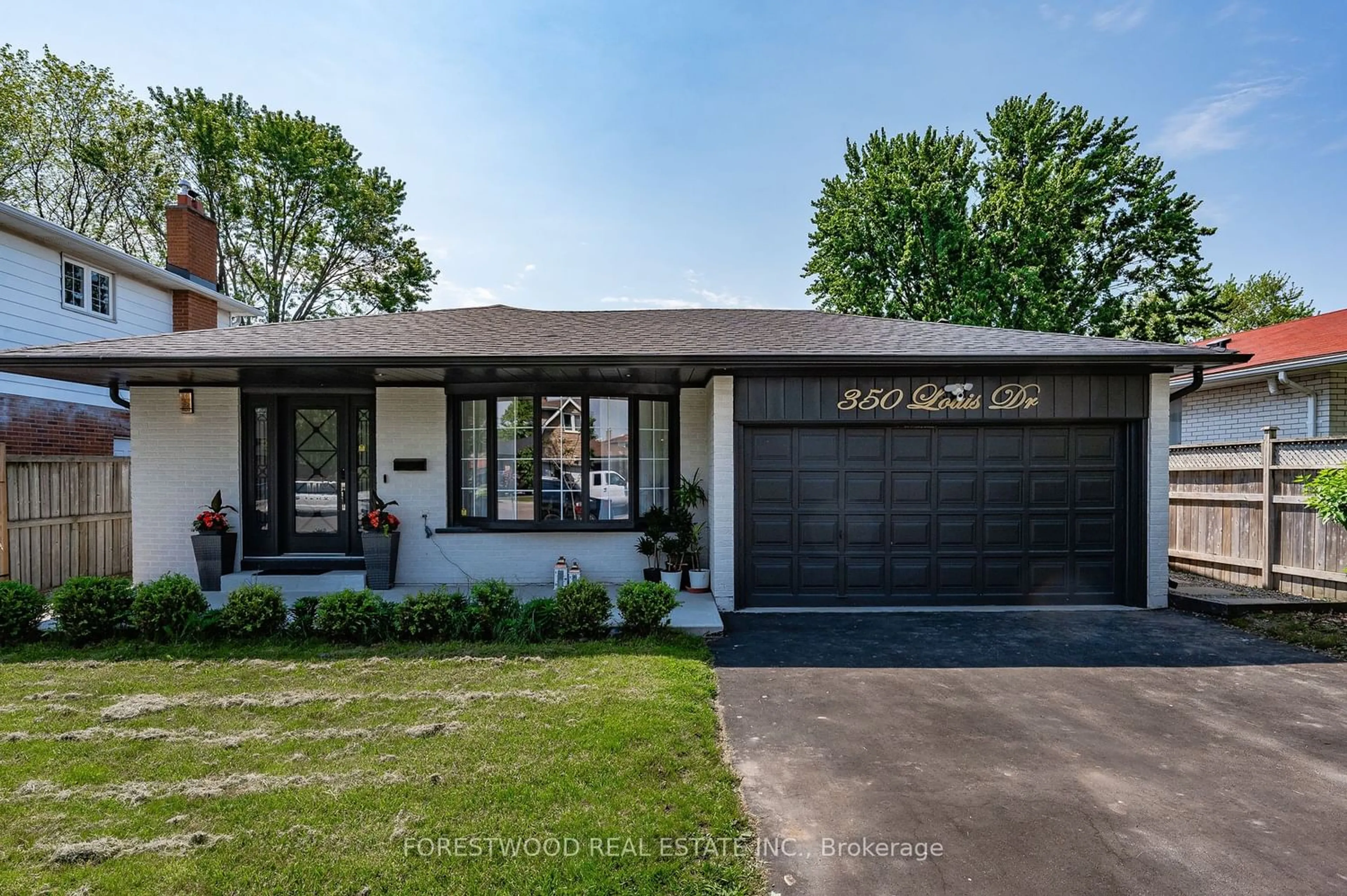 Frontside or backside of a home for 350 Louis Dr, Mississauga Ontario L5B 2A2