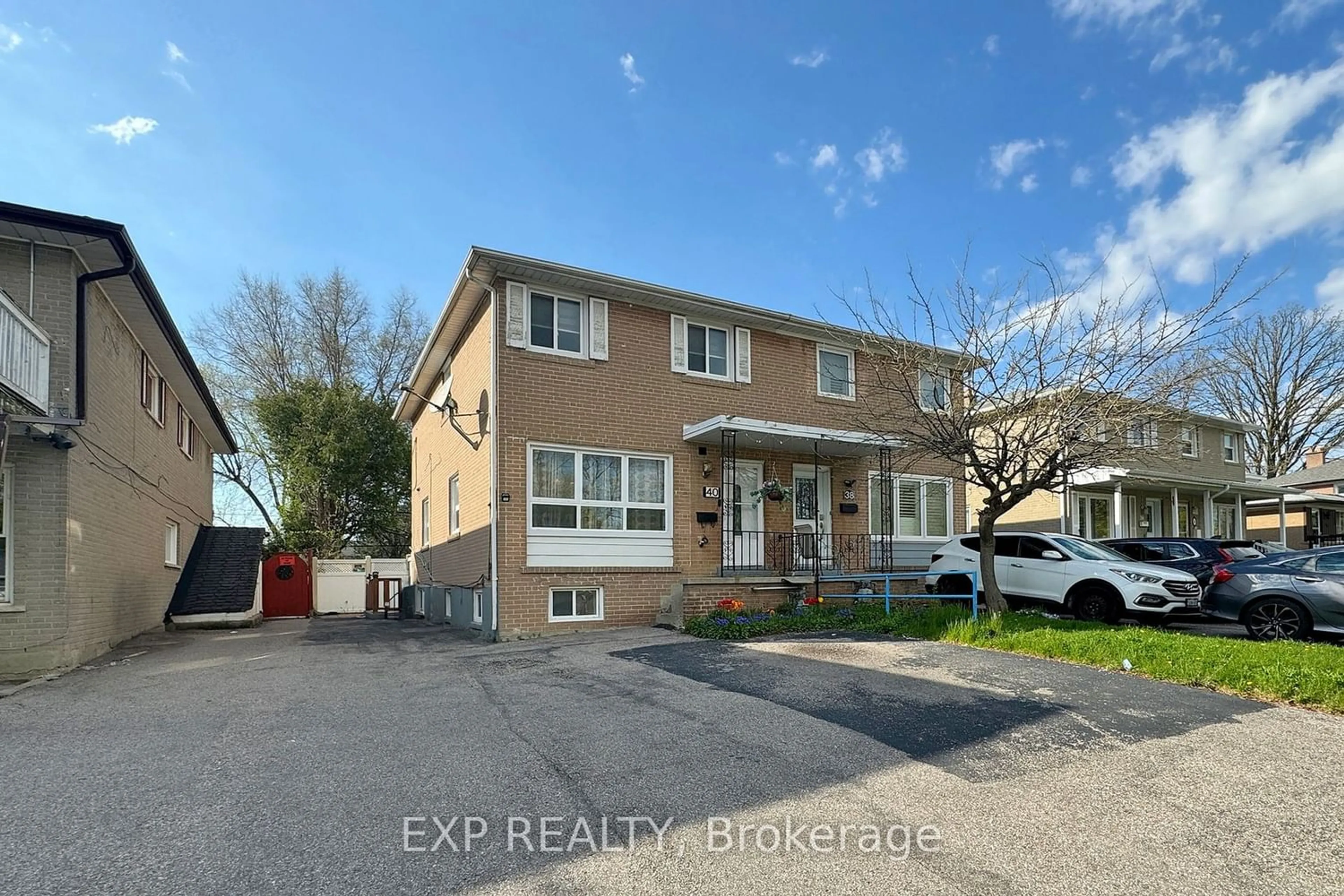 Frontside or backside of a home for 40 Corby Cres, Brampton Ontario L6Y 1H1