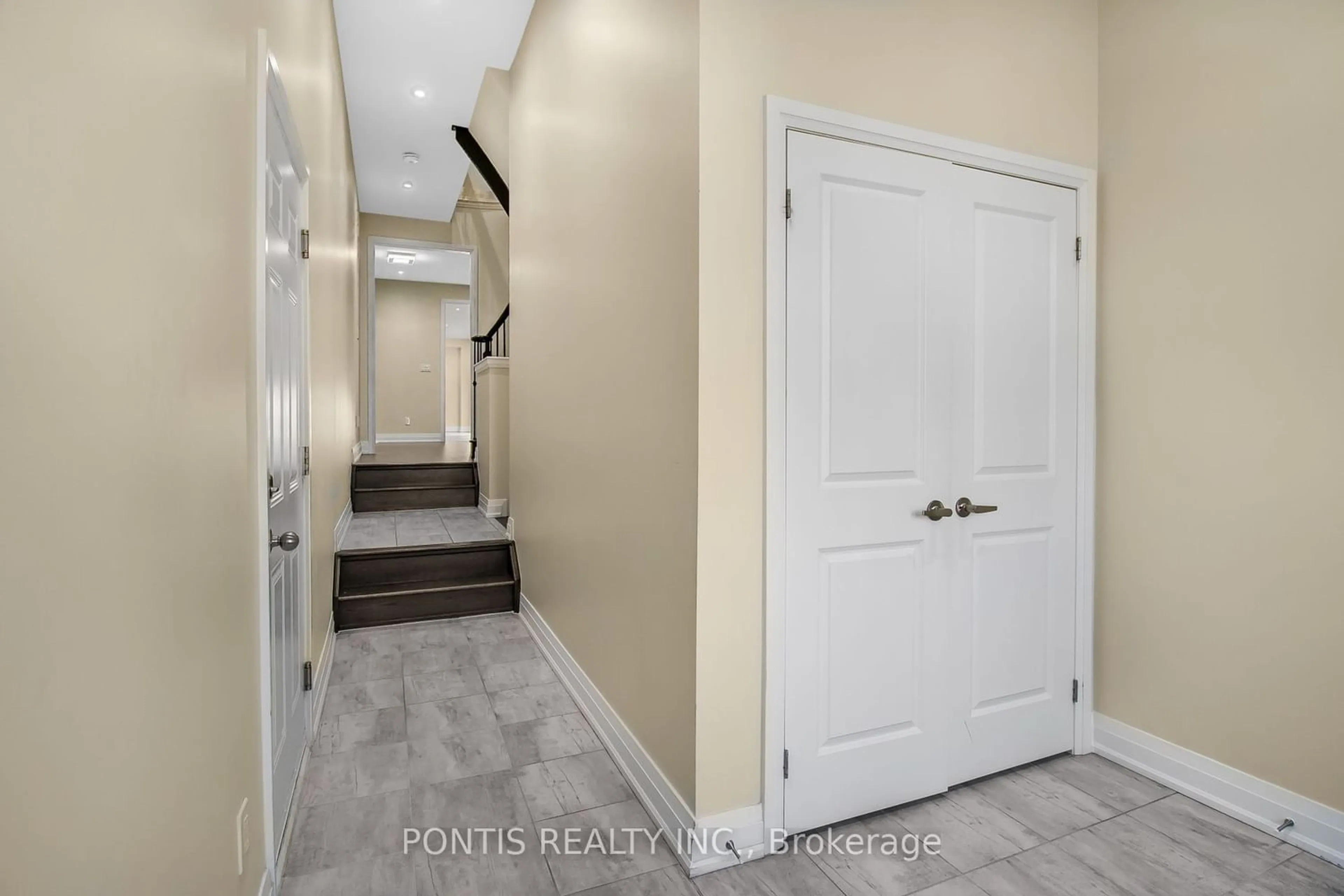 Indoor entryway for 26 Dalbeattie Dr, Brampton Ontario L6Y 6H6