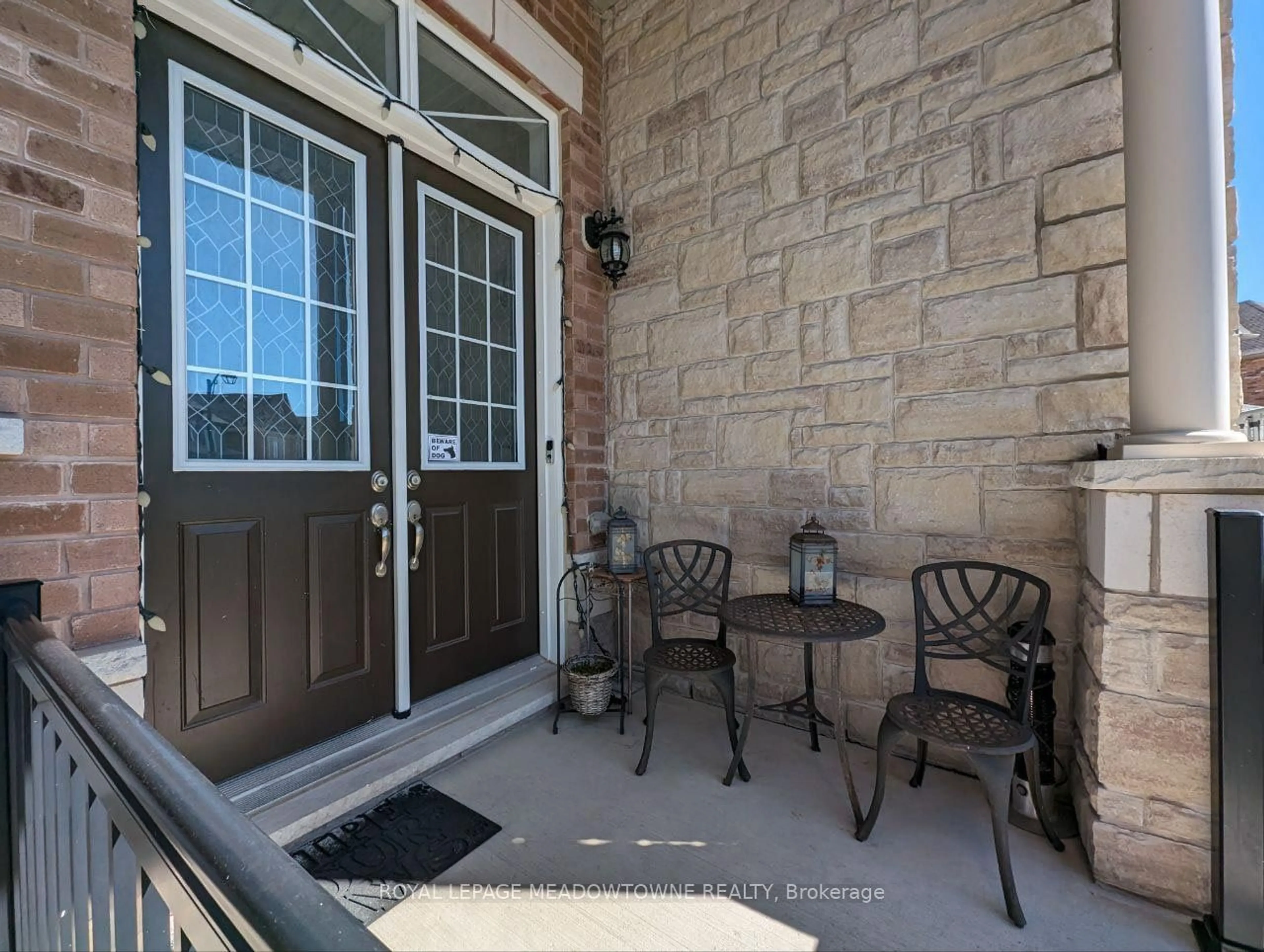 Indoor entryway for 232 Niagara Tr, Halton Hills Ontario L7G 0M4