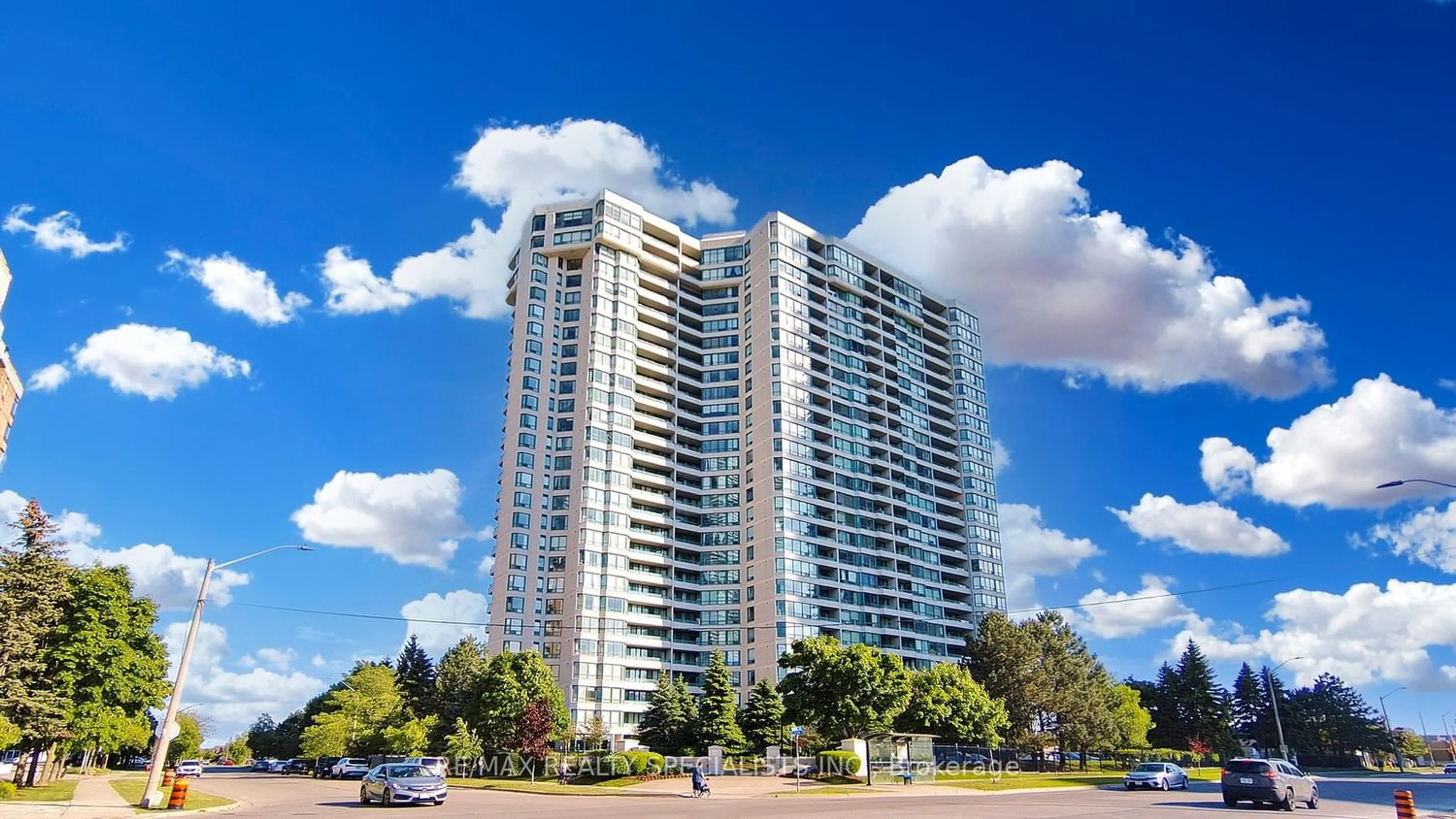 A pic from exterior of the house or condo for 550 Webb Dr #2606, Mississauga Ontario L5B 3Y4