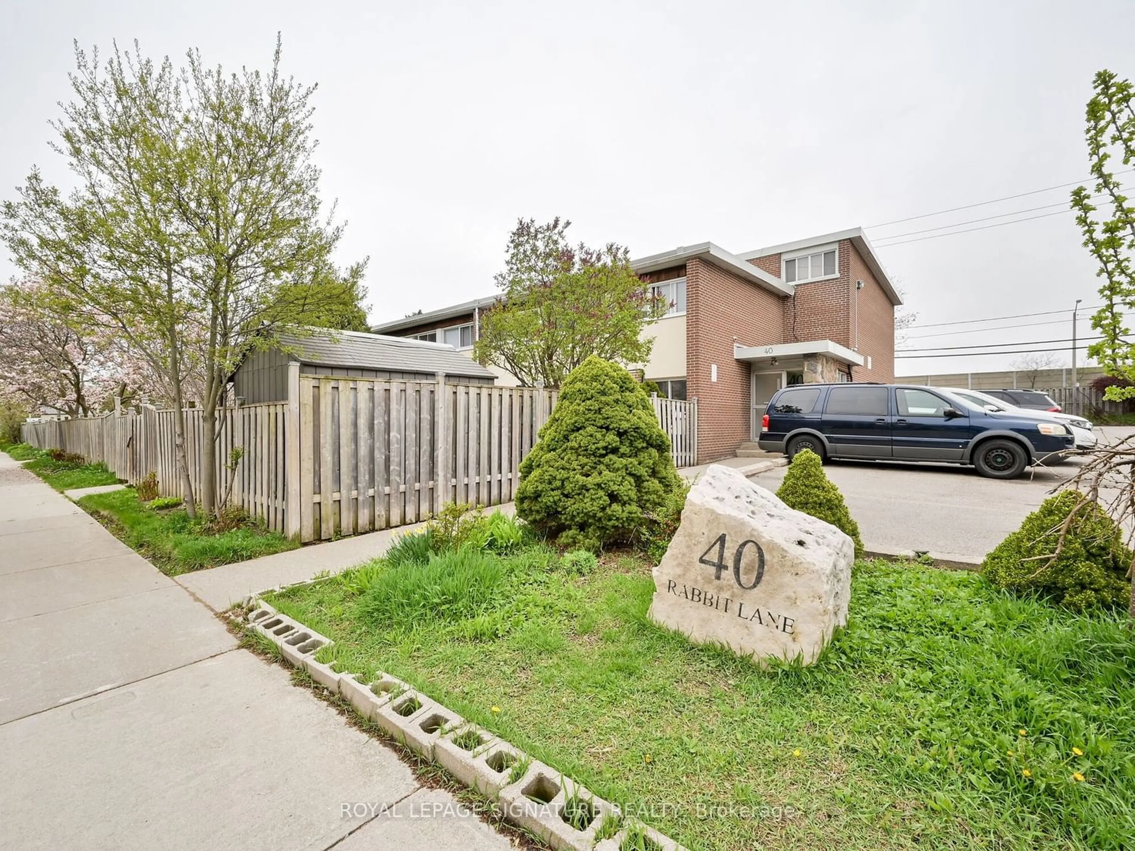 A pic from exterior of the house or condo for 40 Rabbit Lane #5, Toronto Ontario M9B 5S6