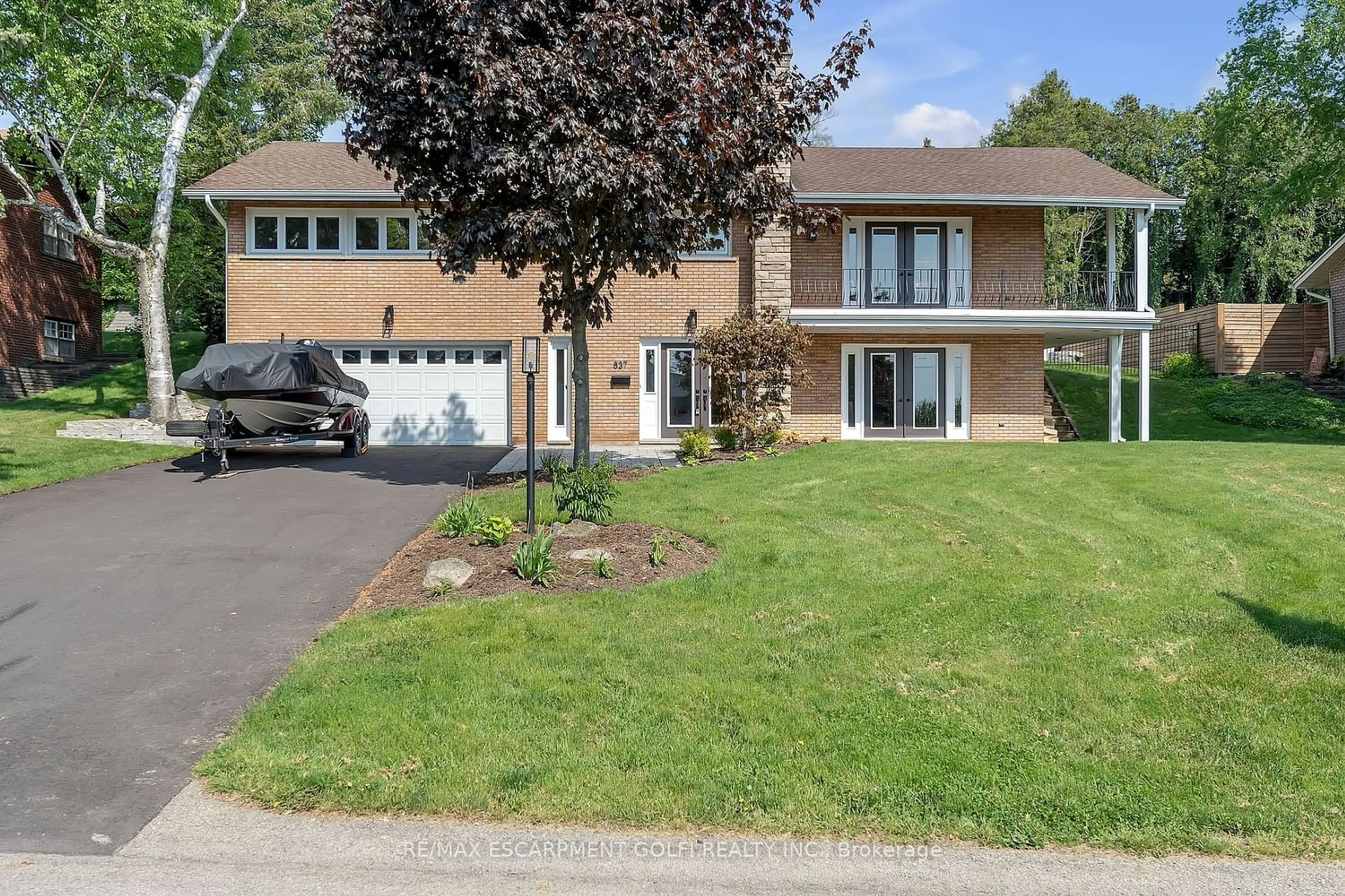 Frontside or backside of a home for 837 Danforth Pl, Burlington Ontario L7T 1S1