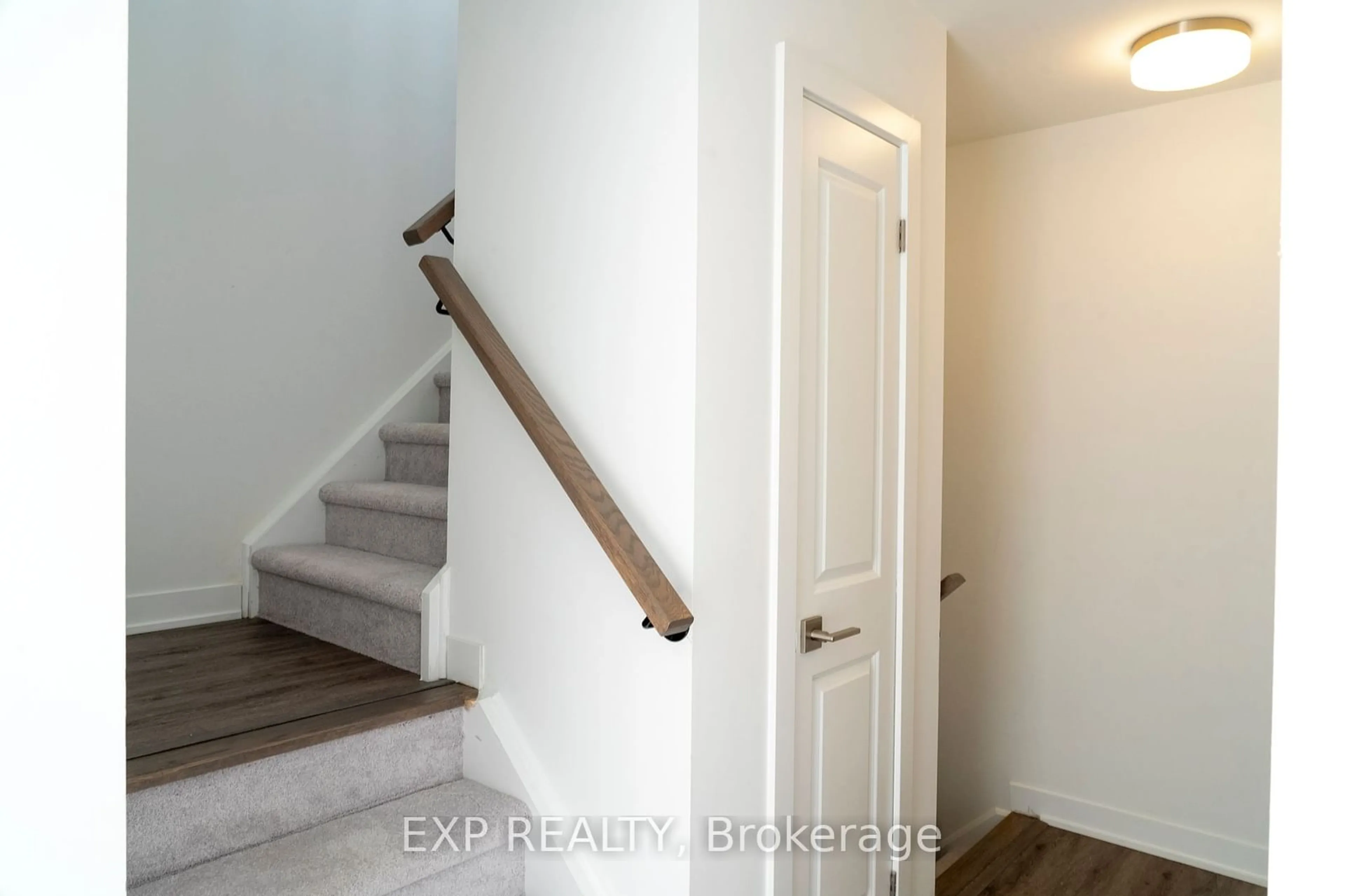 Indoor entryway for 4005 Hickory Dr #TH68, Mississauga Ontario L4W 1L1