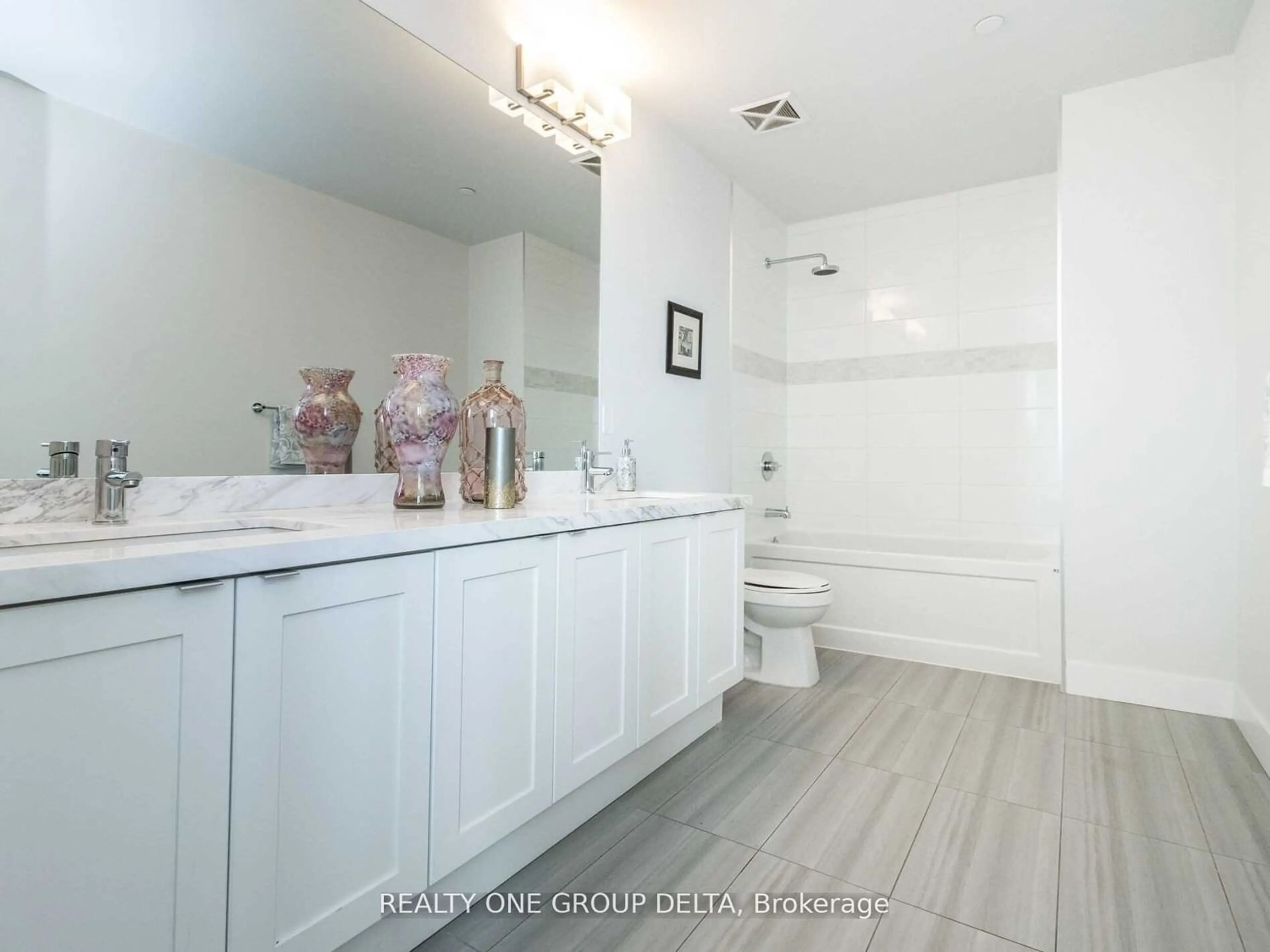 Contemporary bathroom for 4055 Parkside Village Dr #Gph2, Mississauga Ontario L5B 0K8