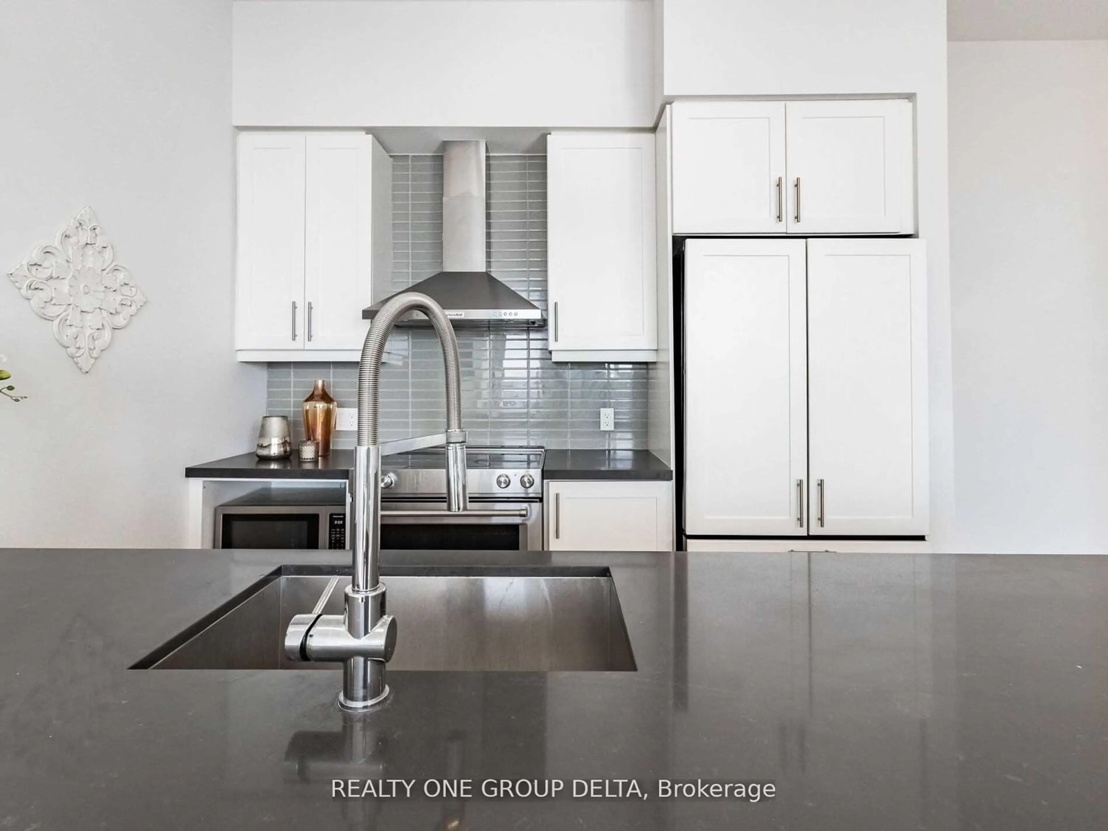 Contemporary kitchen for 4055 Parkside Village Dr #Gph2, Mississauga Ontario L5B 0K8