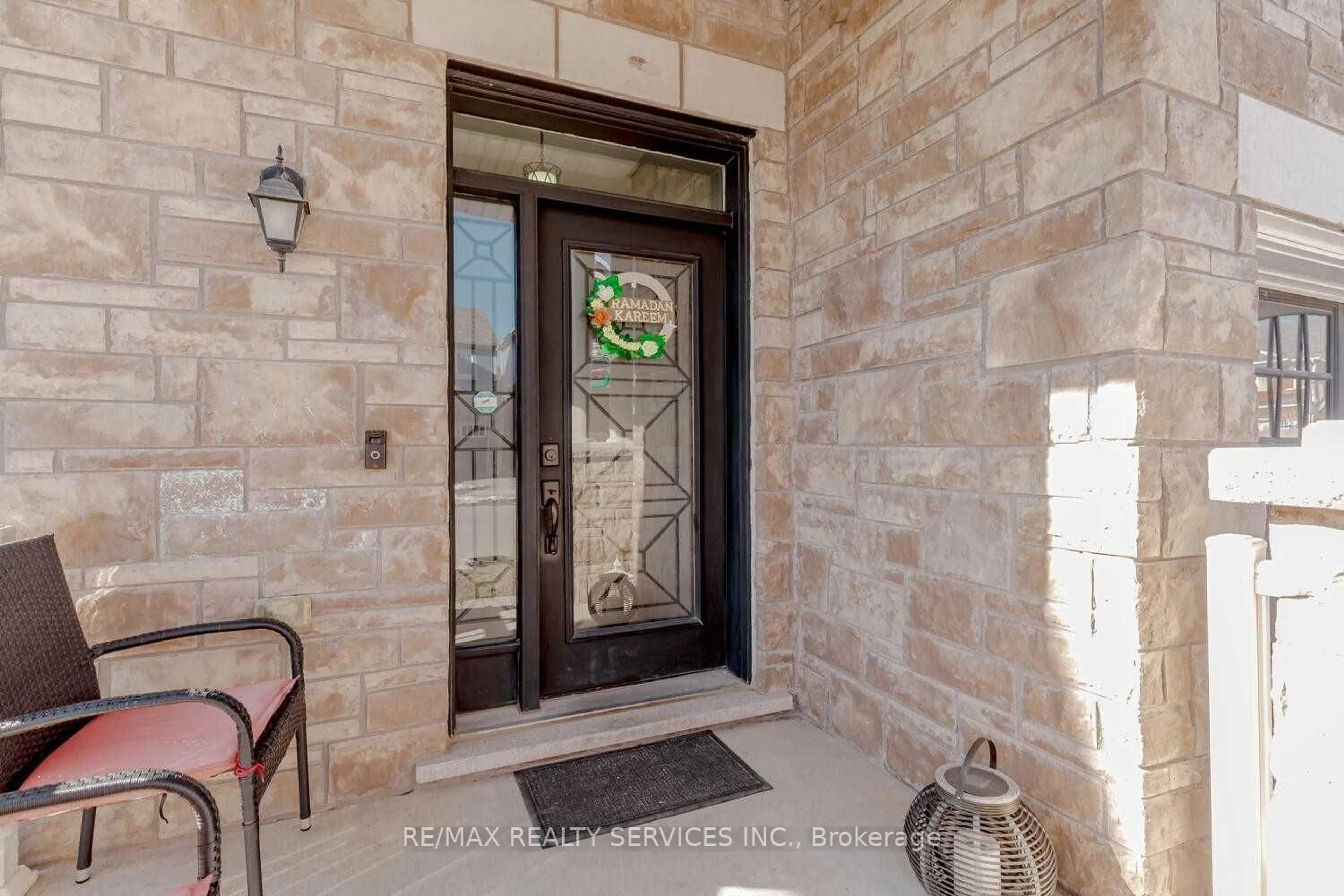 Indoor entryway for 371 Emmett Landing Rd, Milton Ontario L9E 0A6