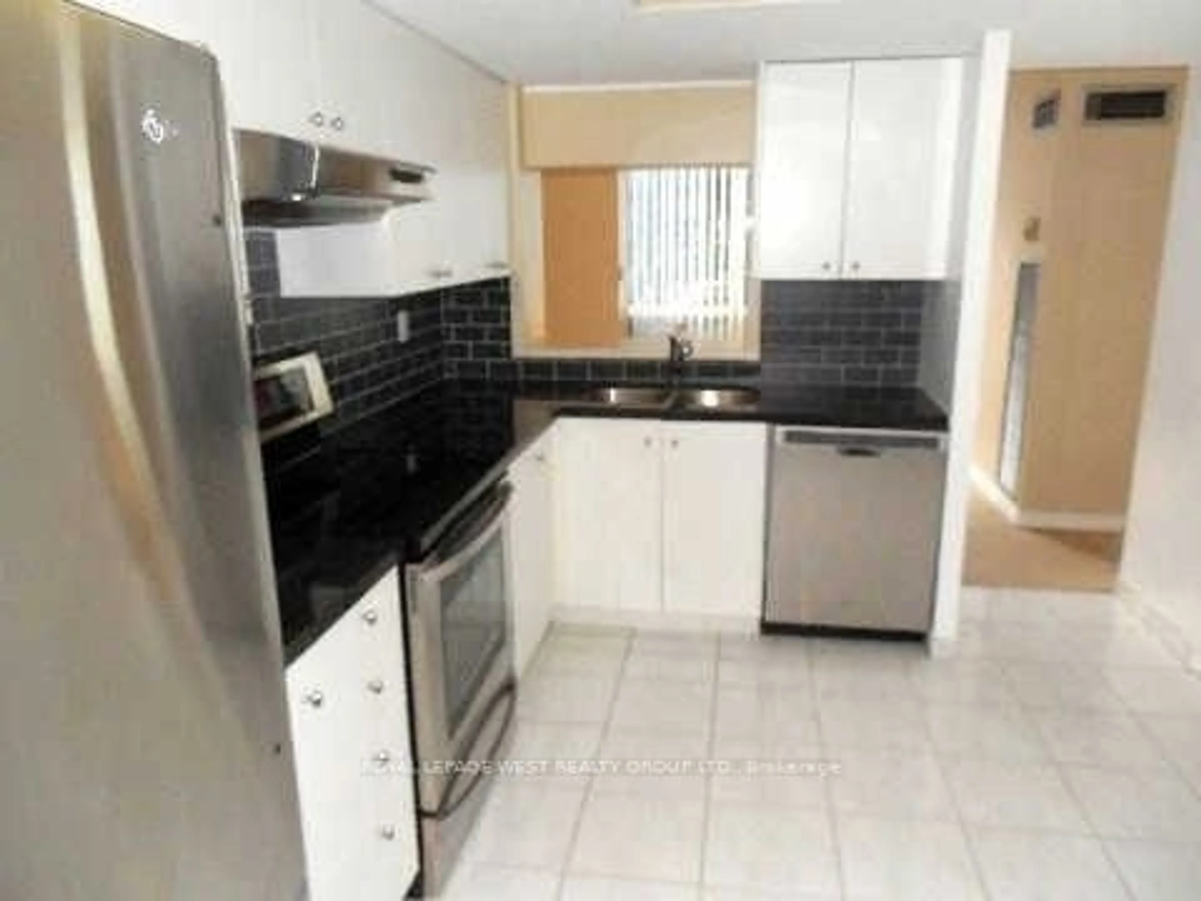 Standard kitchen for 1320 Islington Ave #201, Toronto Ontario M9A 5C6