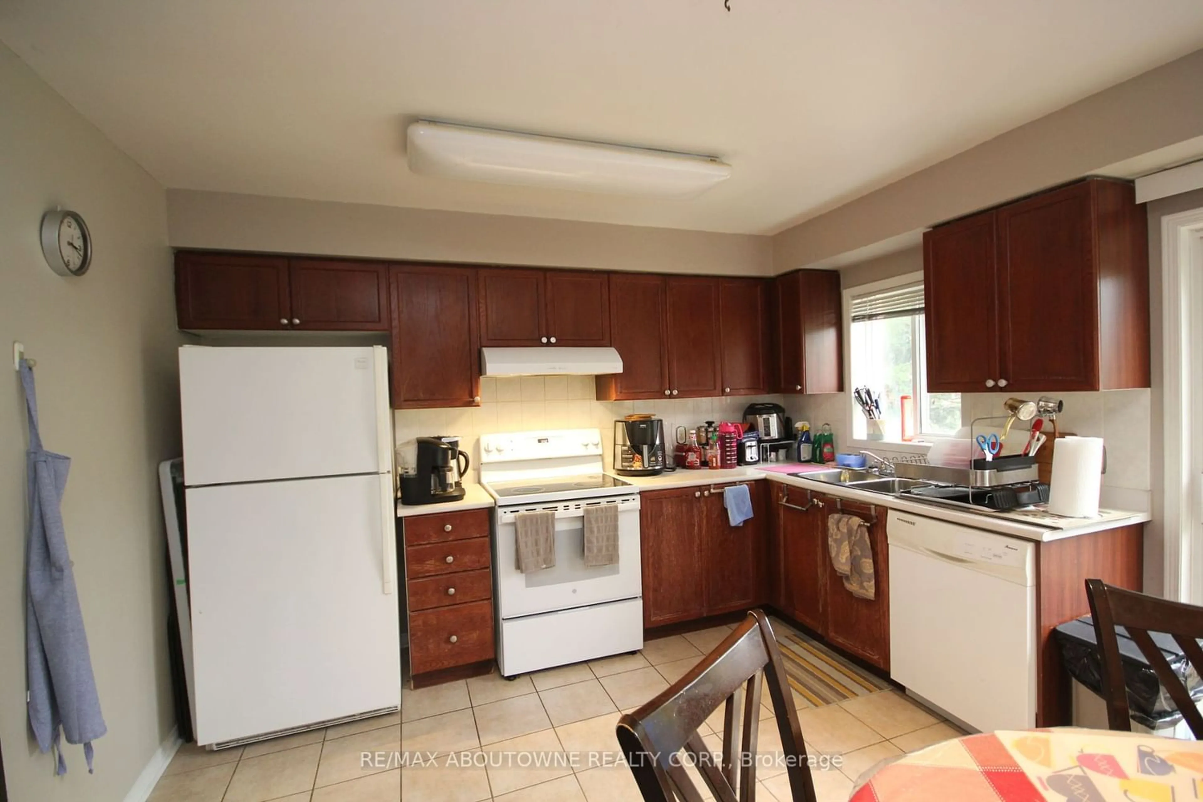 Standard kitchen for 50 Strathaven Dr #9, Mississauga Ontario L5R 4E7