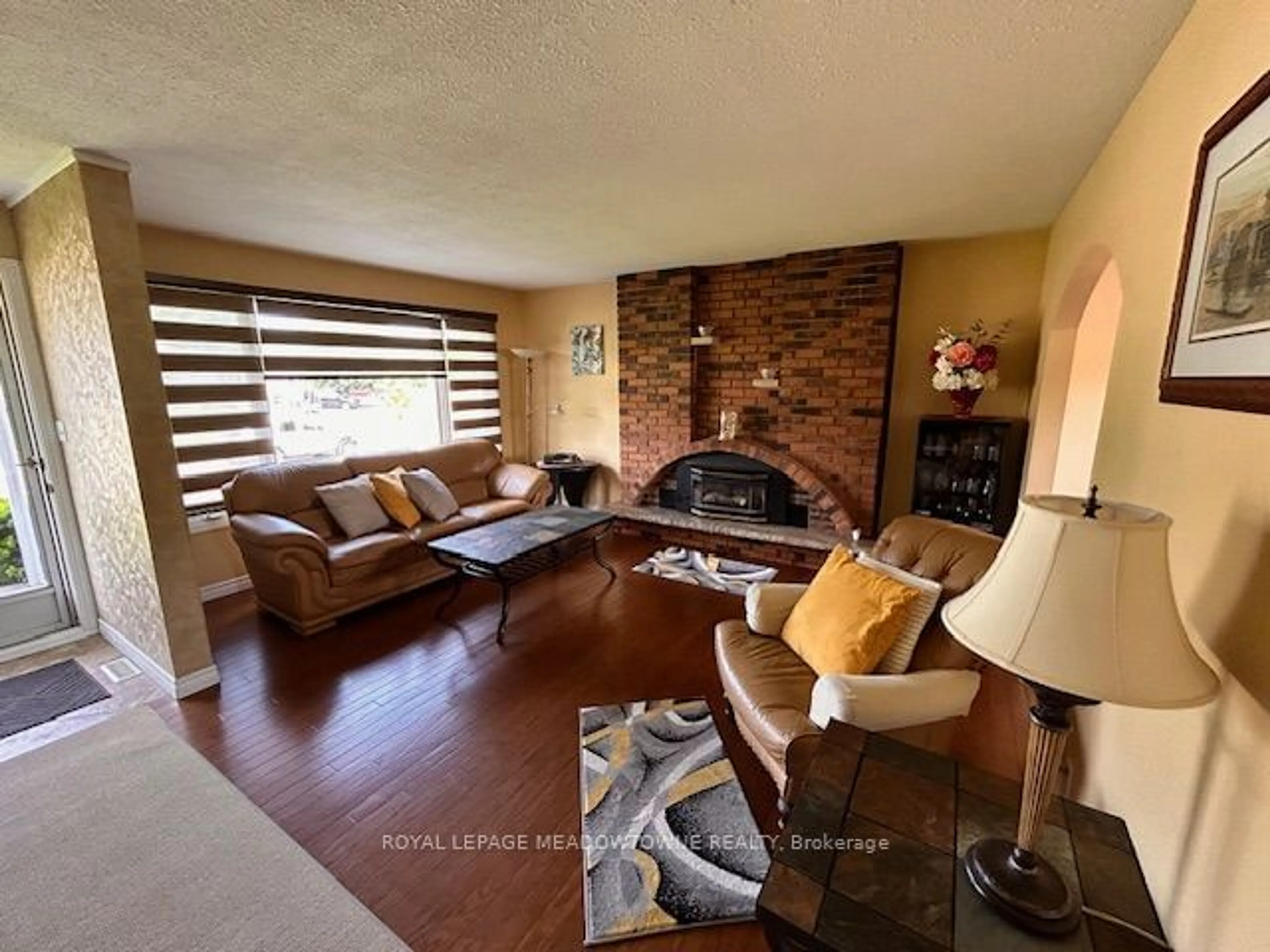 Living room for 160 Longfield Rd, Halton Hills Ontario L7J 2K4