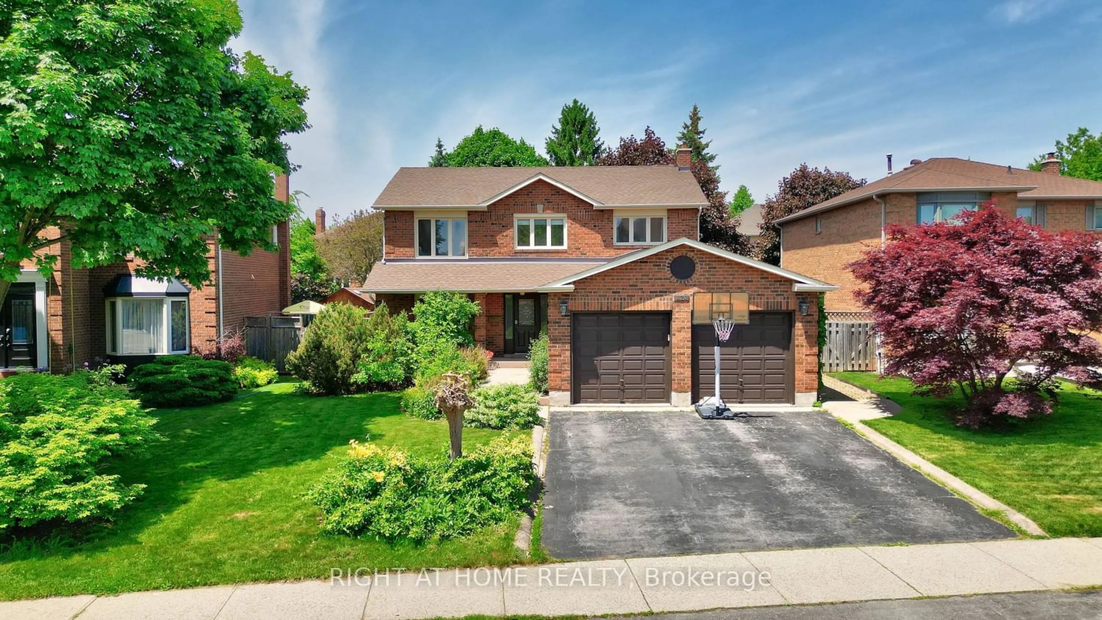 Home with brick exterior material for 424 Golden Oak Dr, Oakville Ontario L6H 3Y2