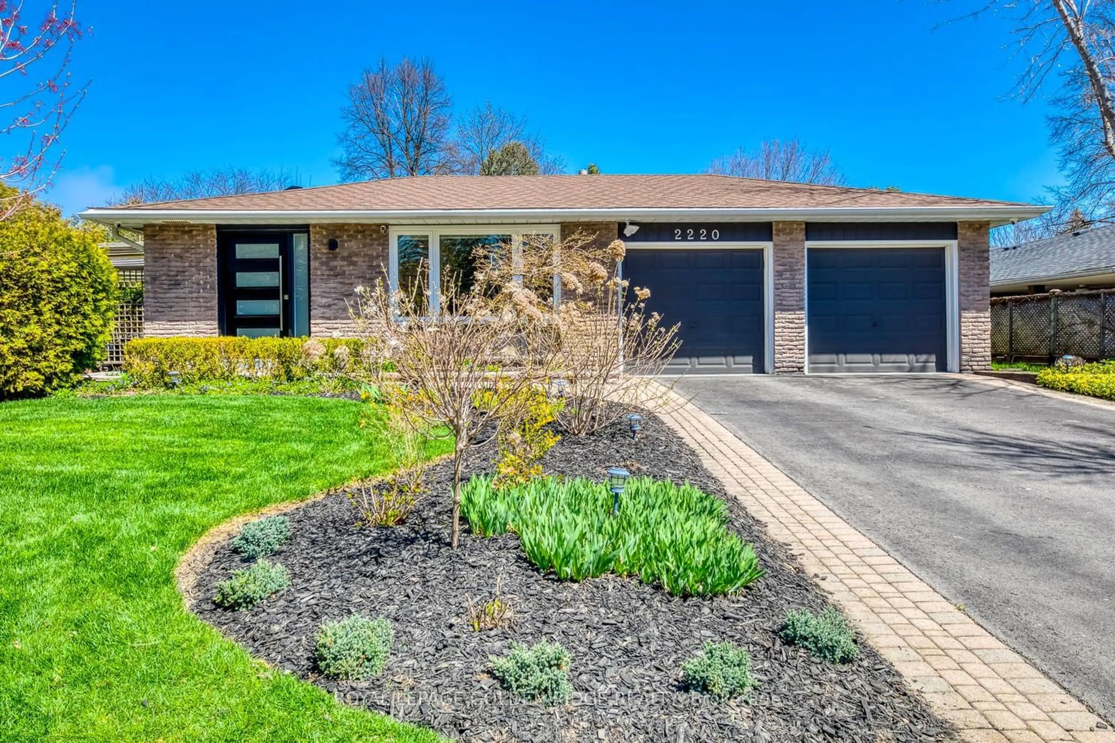 Home with brick exterior material for 2220 Elmhurst Ave, Oakville Ontario L6J 5G7