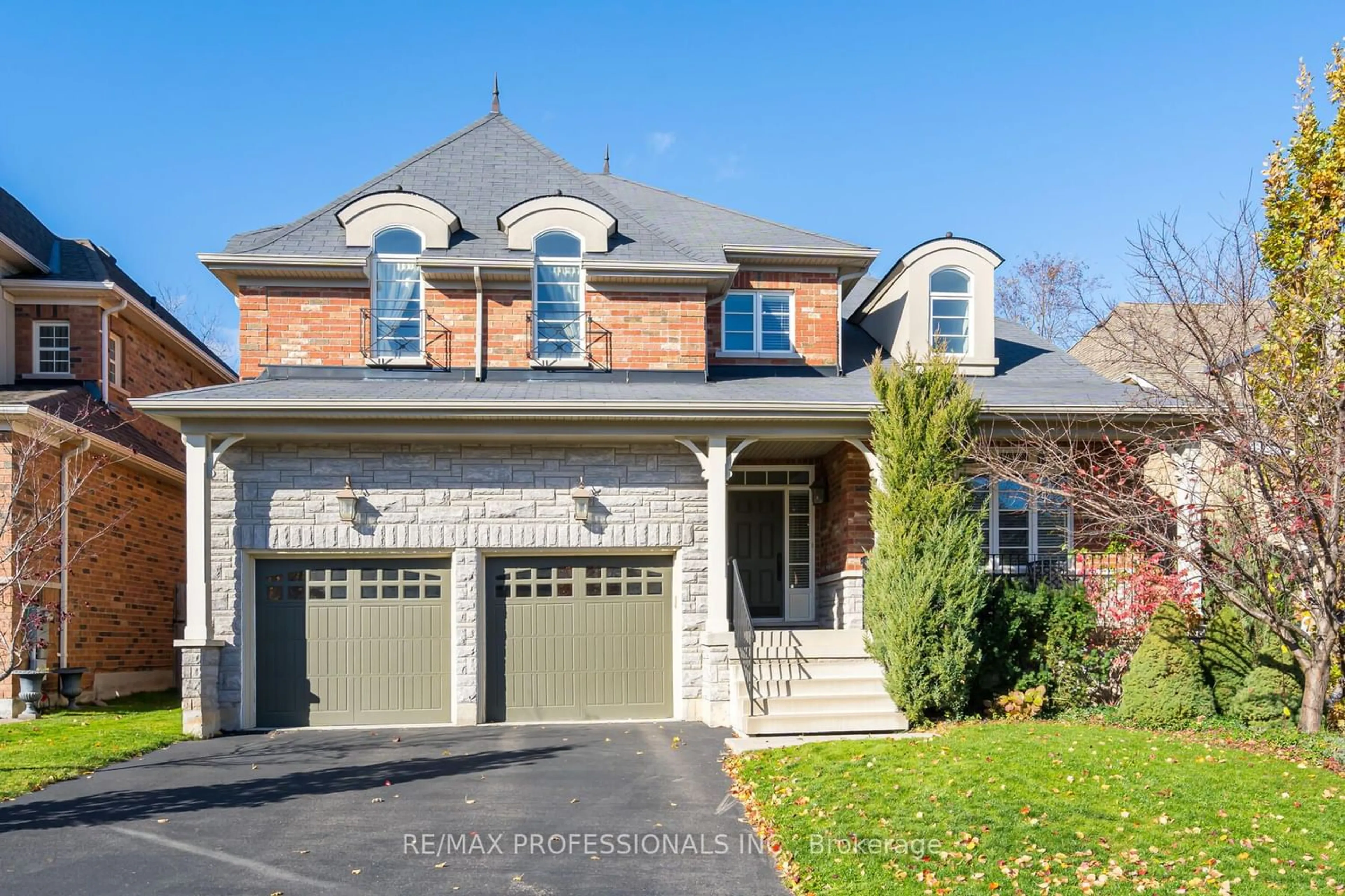 Home with brick exterior material for 300 Eaton St, Halton Hills Ontario L7G 6N7