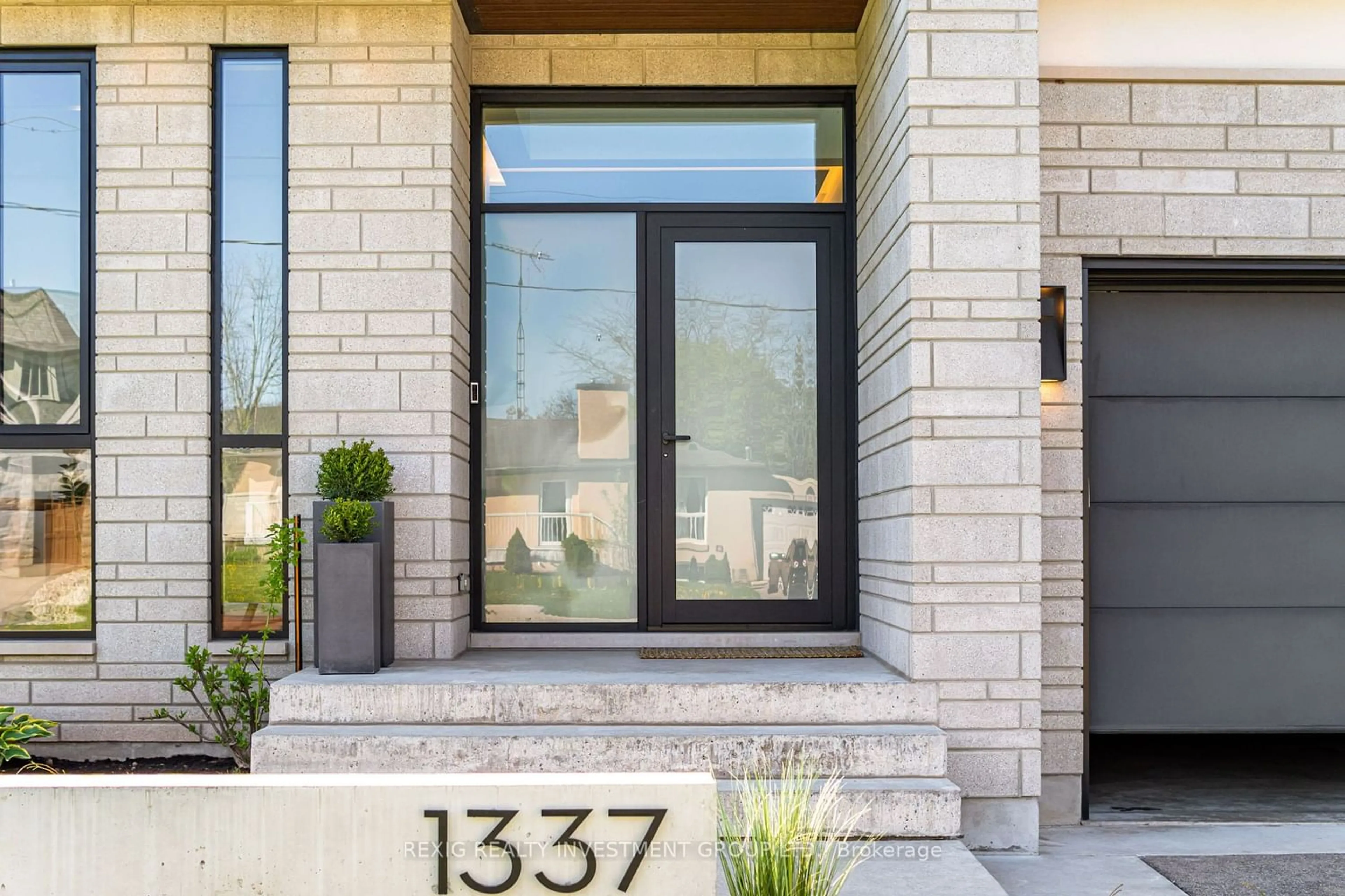 Indoor entryway for 1337 Waverly Ave, Oakville Ontario L6L 2S4