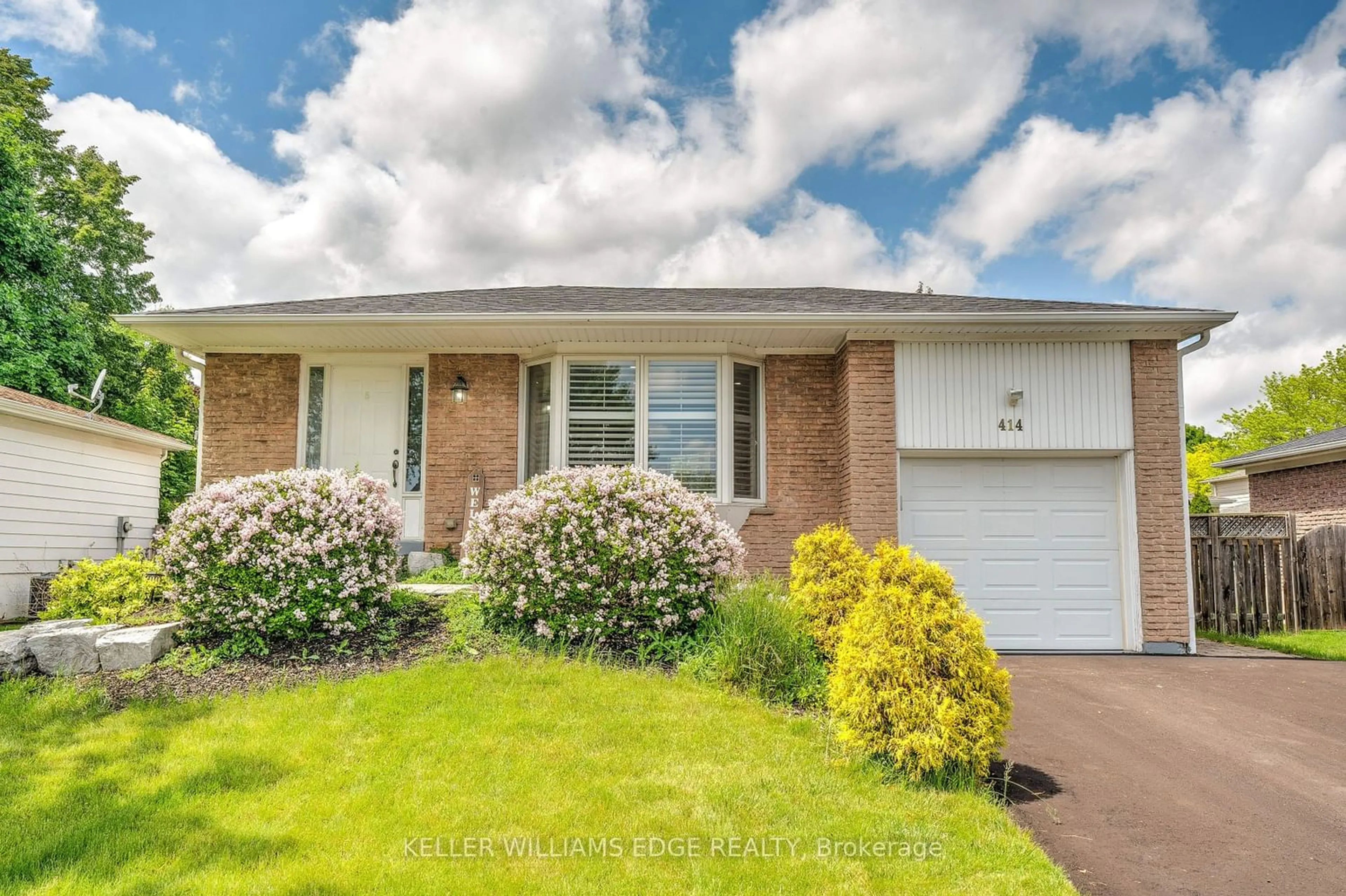 Frontside or backside of a home for 414 Yale Cres, Oakville Ontario L6L 3L5