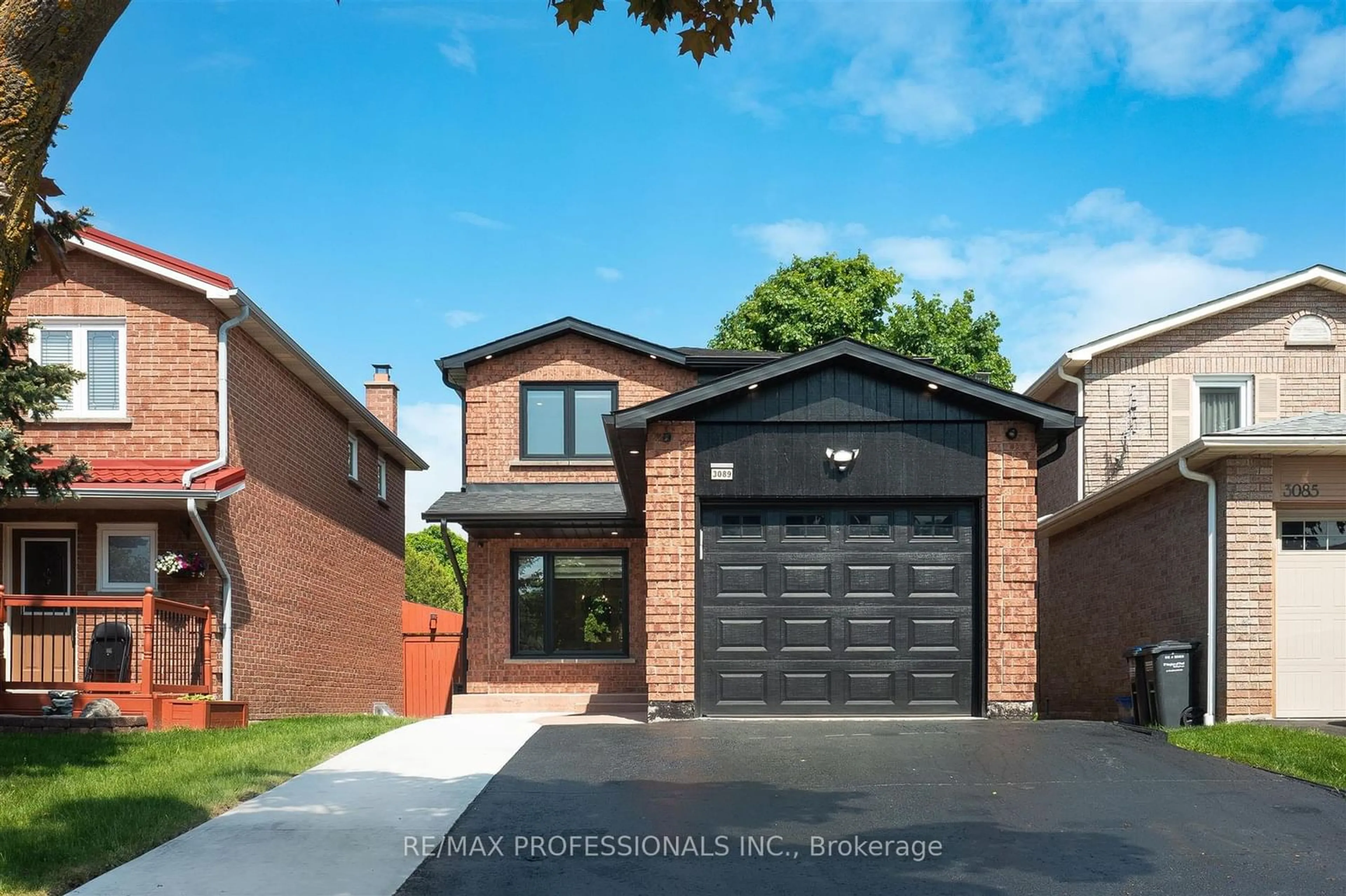 Home with brick exterior material for 3089 Olympus Mews, Mississauga Ontario L5N 4V8