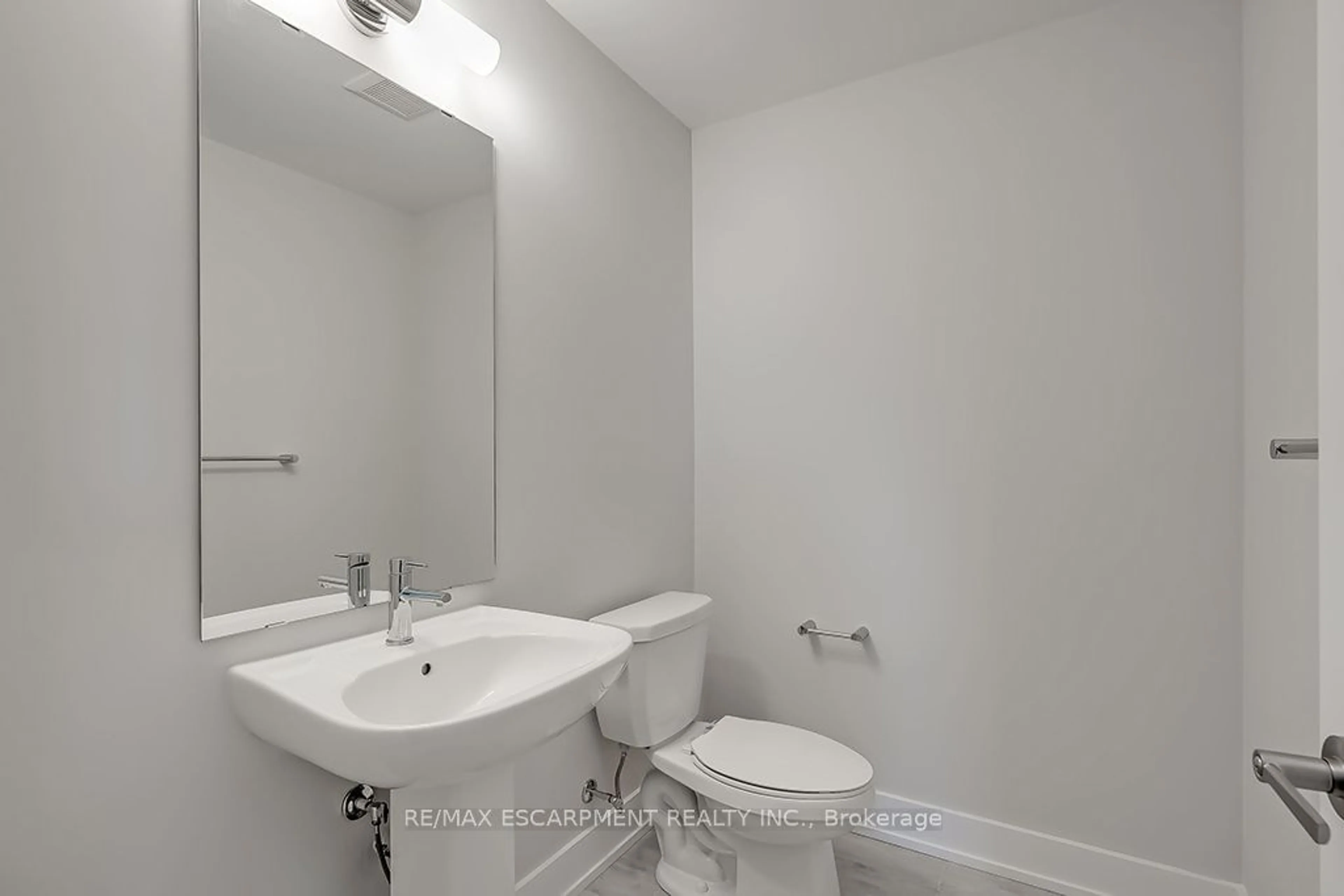 Standard bathroom for 2273 Turnberry Rd #67, Burlington Ontario L7M 4S6