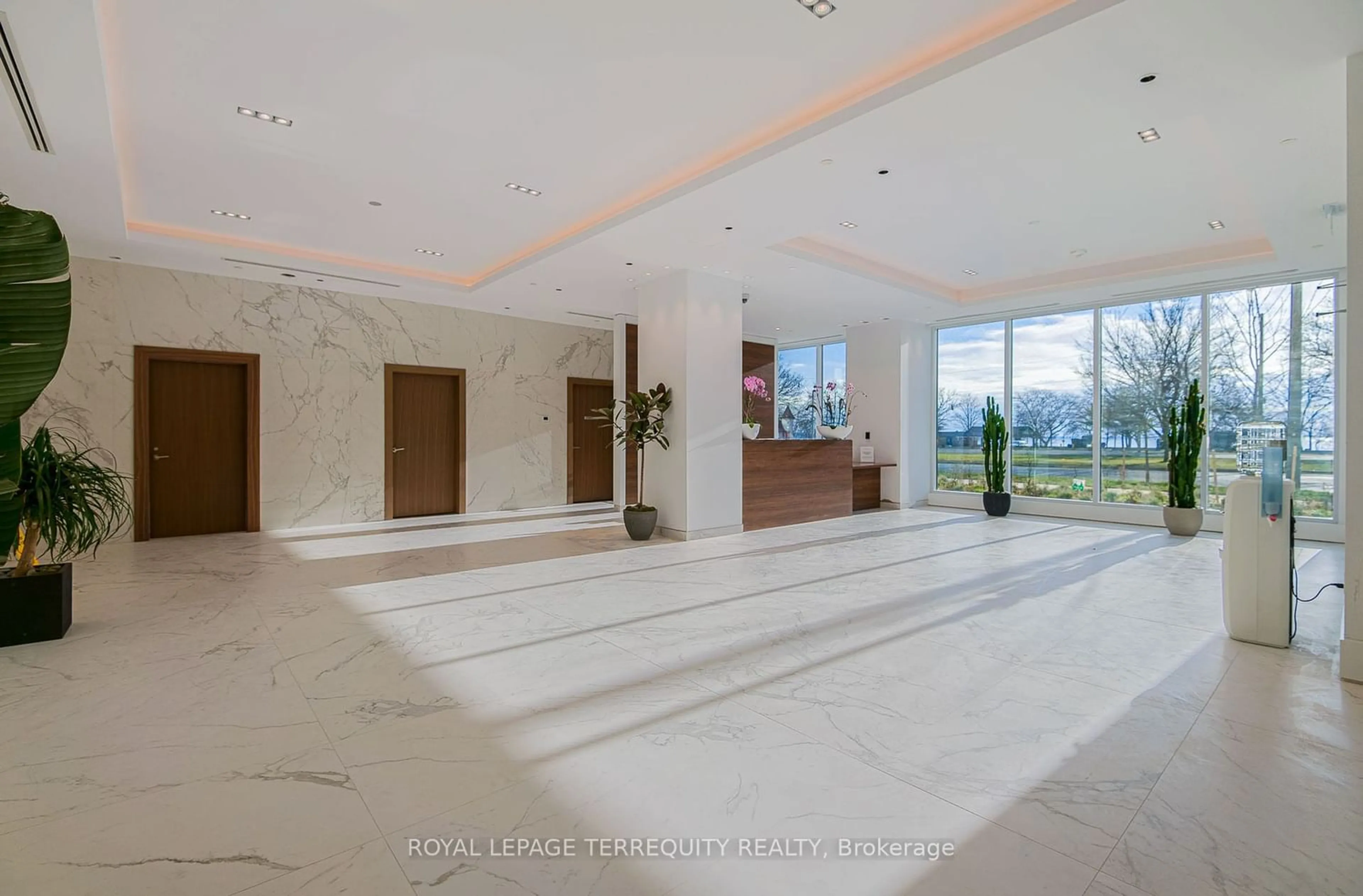 Indoor foyer, ceramic floors for 1926 Lake Shore Blvd #PH01E, Toronto Ontario M6S 1A1