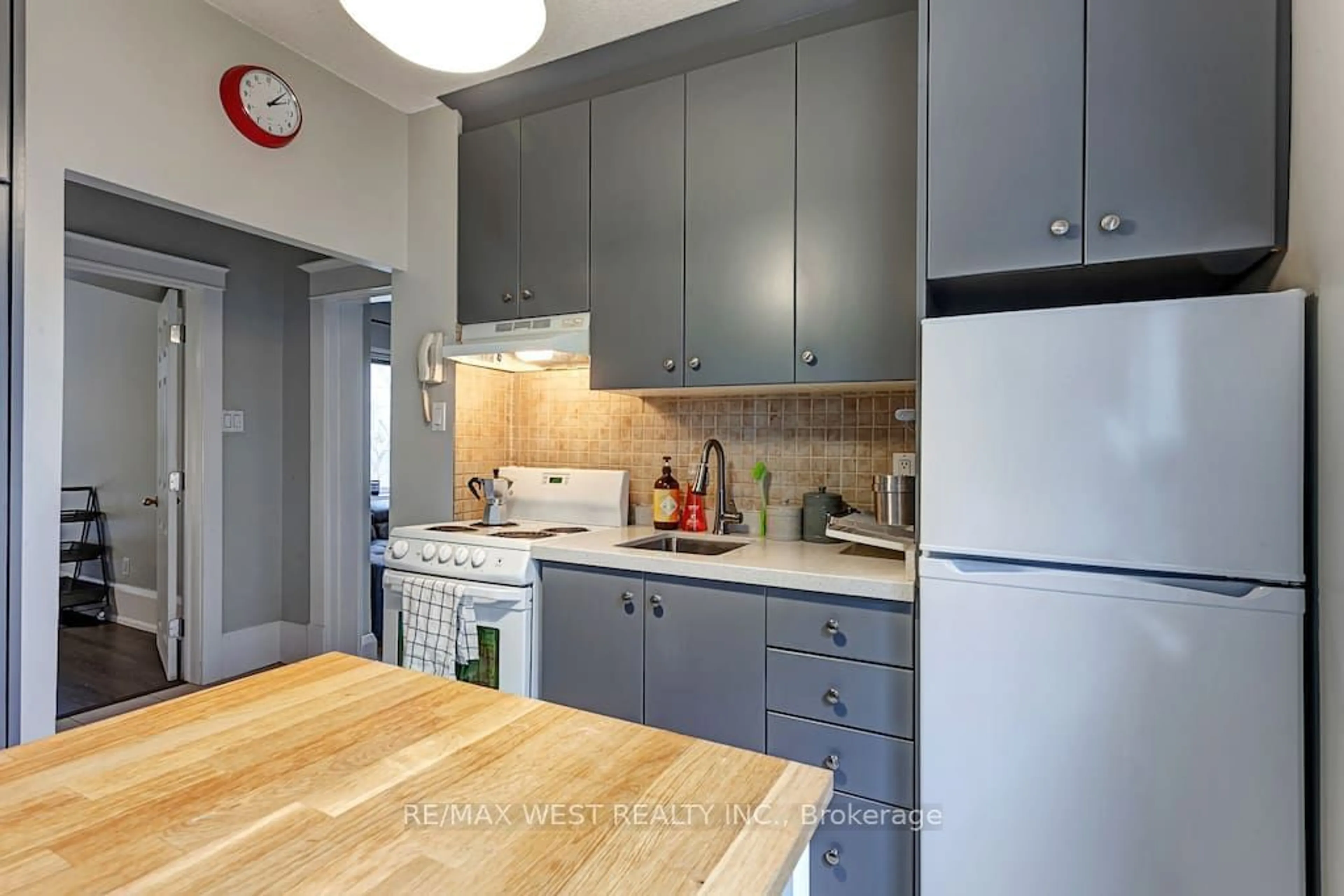Standard kitchen for 187 High Park Ave, Toronto Ontario M6P 2S3