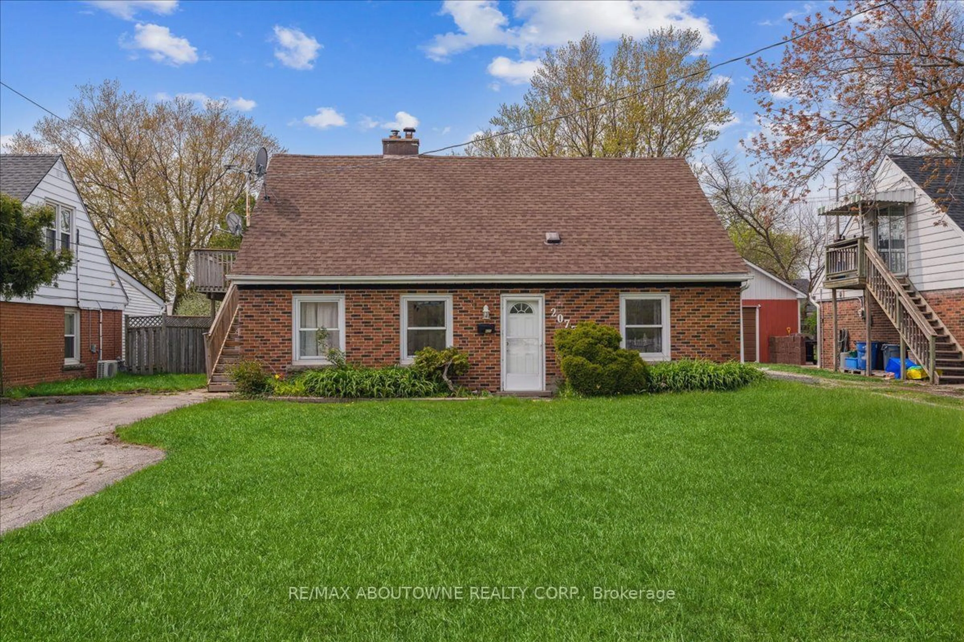 Frontside or backside of a home for 2077 Leighland Rd, Burlington Ontario L7R 3S9