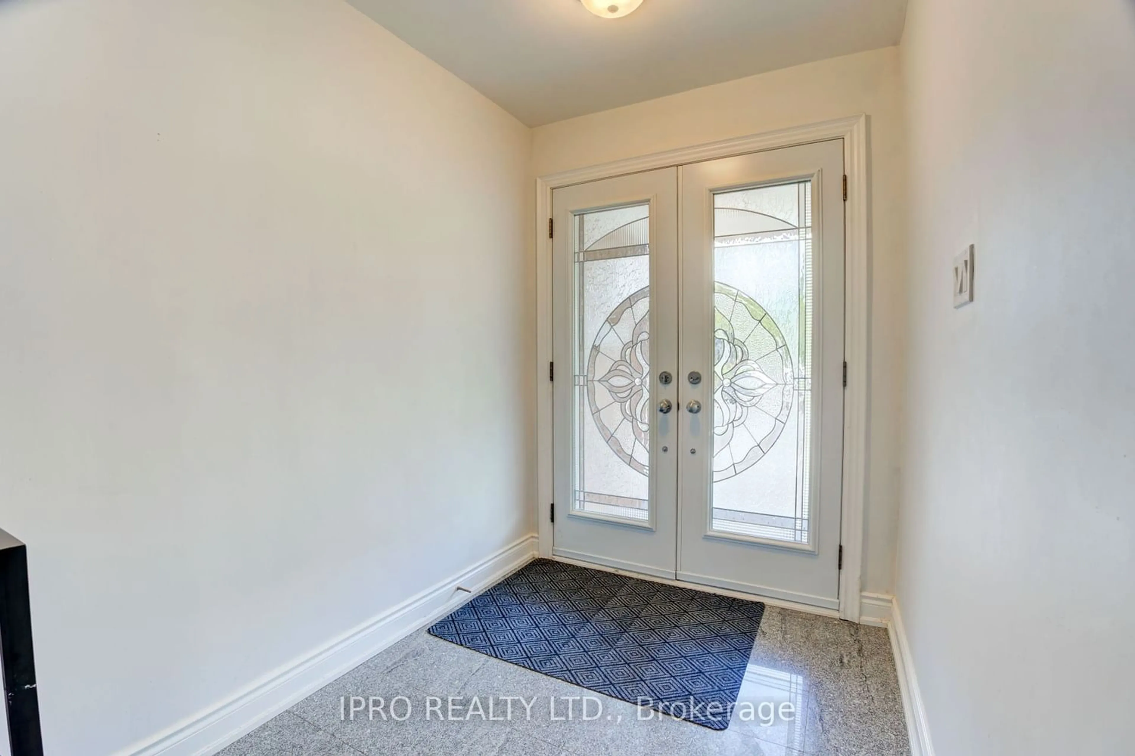 Indoor entryway for 400 Targa Rd, Mississauga Ontario L5A 1S5