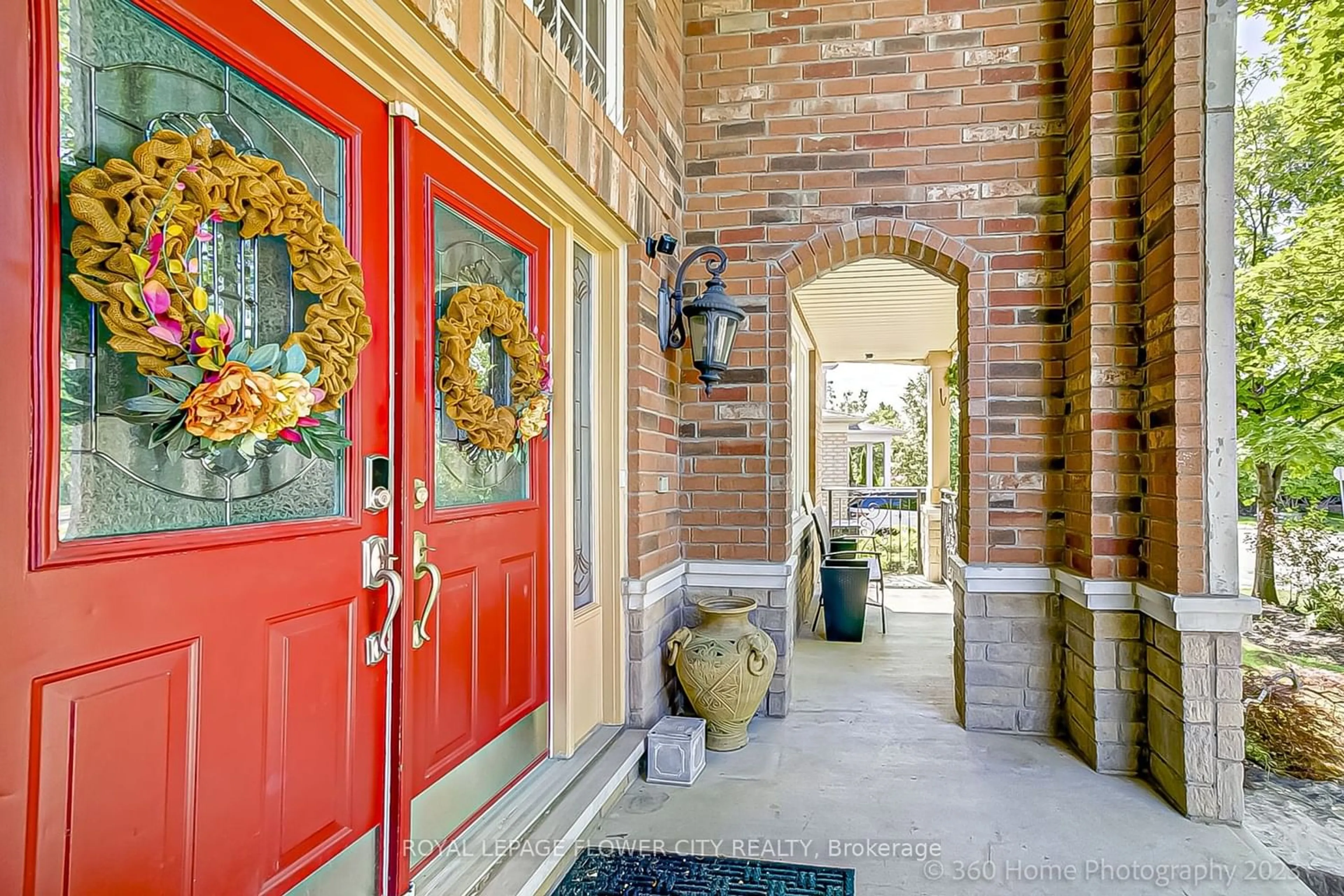 Indoor entryway for 98 Treeline Blvd, Brampton Ontario L6P 1A2