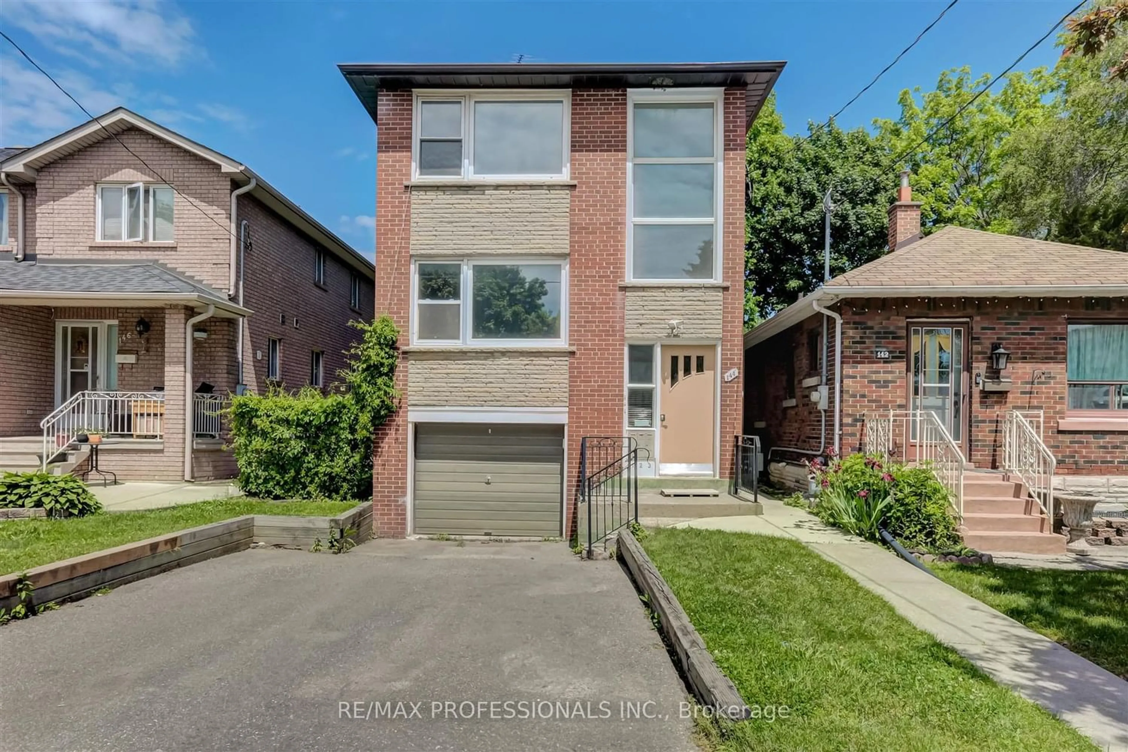Frontside or backside of a home for 144 Lake Cres, Toronto Ontario M8V 1W1