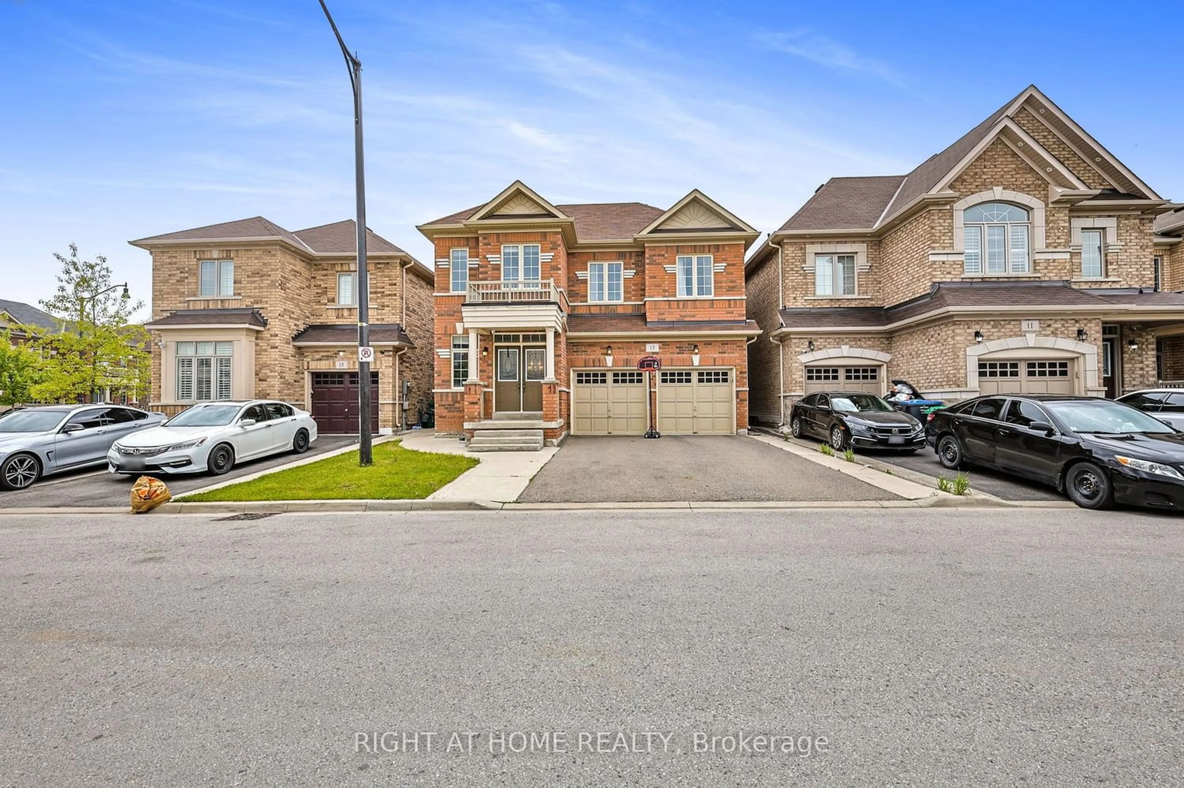 Frontside or backside of a home for 13 Lloyd Cres, Brampton Ontario L7A 4J5