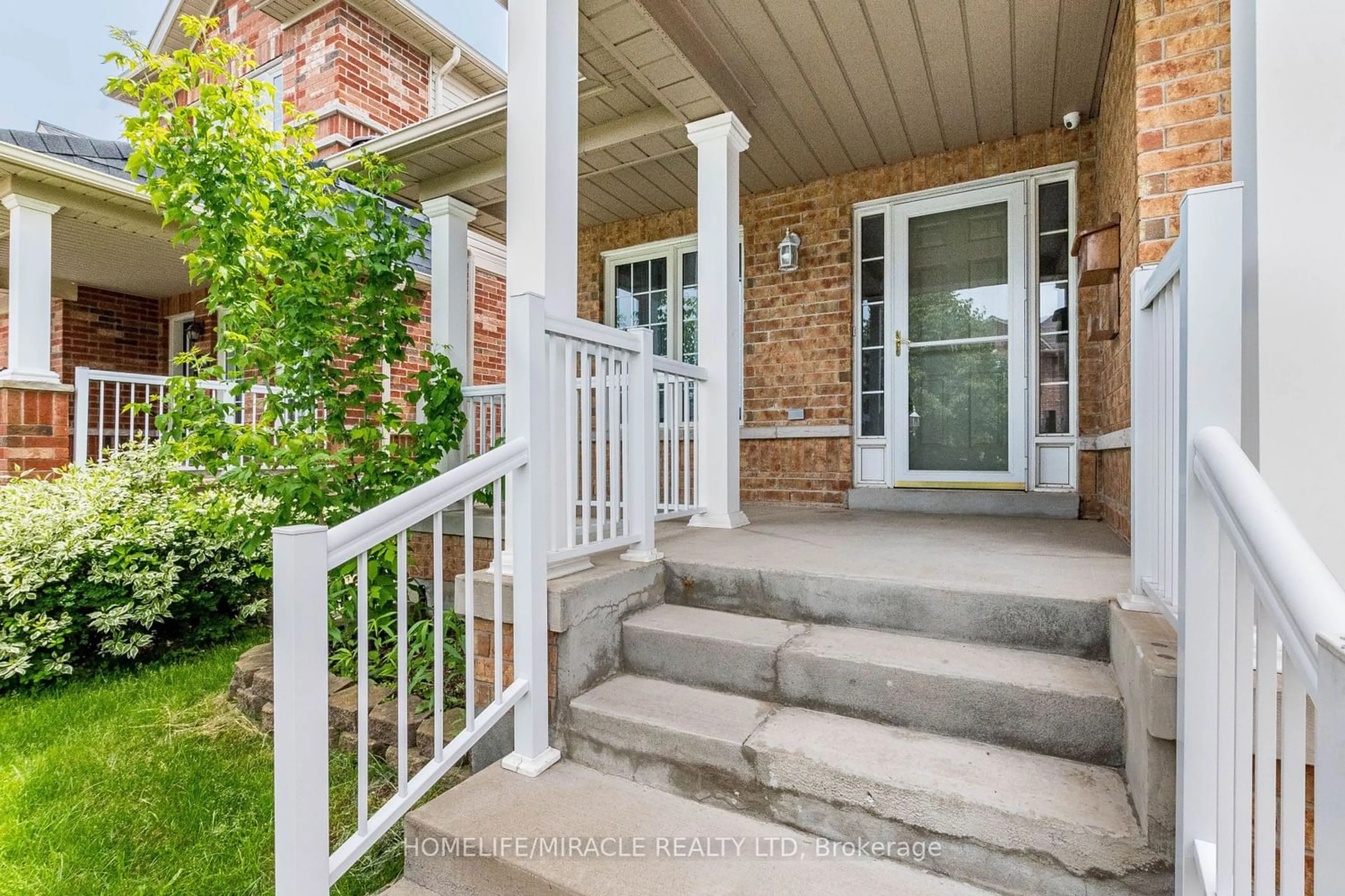 Indoor entryway for 1028 Cumming Blvd, Milton Ontario L9T 6S8