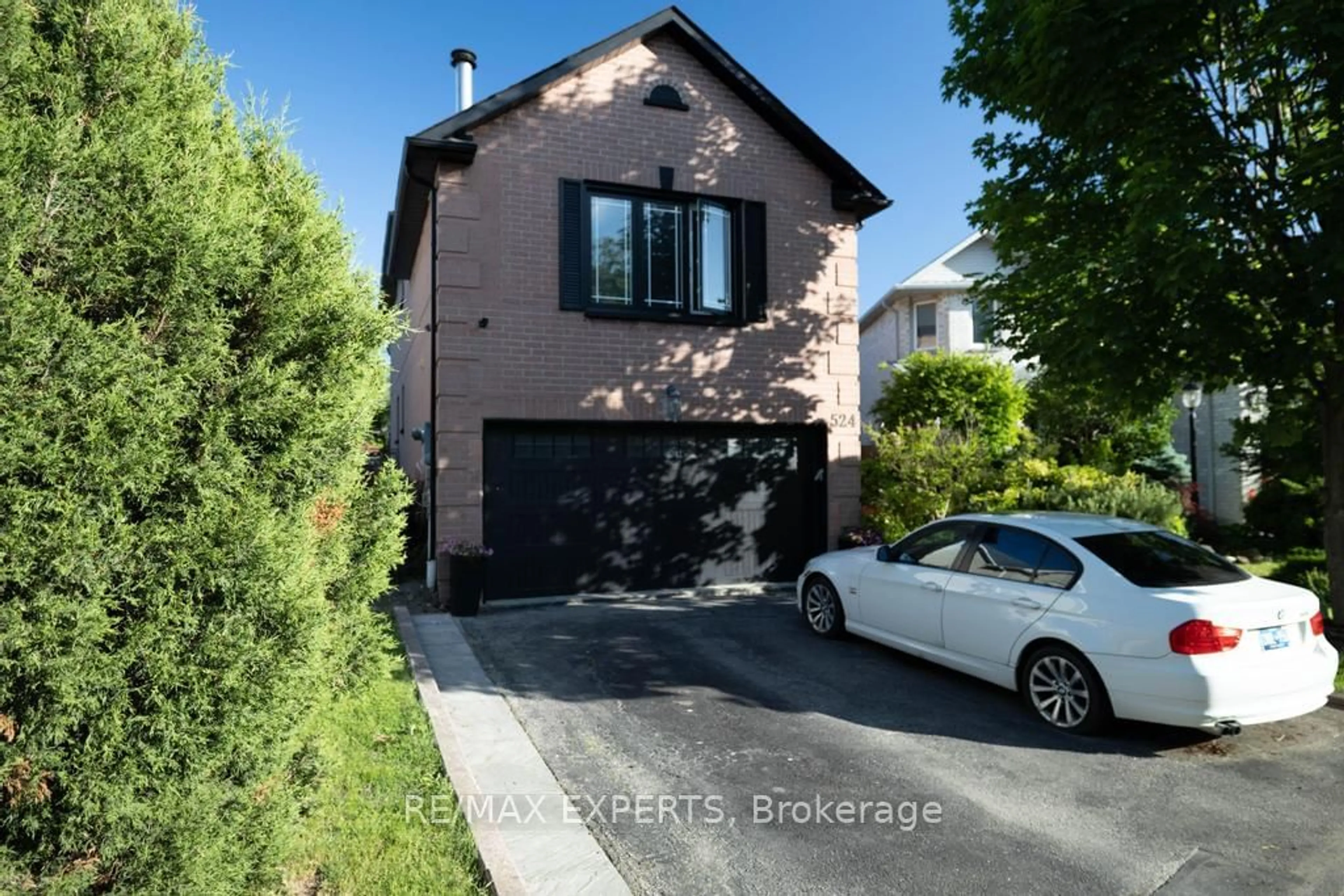 Frontside or backside of a home for 524 Luzon Cres, Mississauga Ontario L5B 3W9