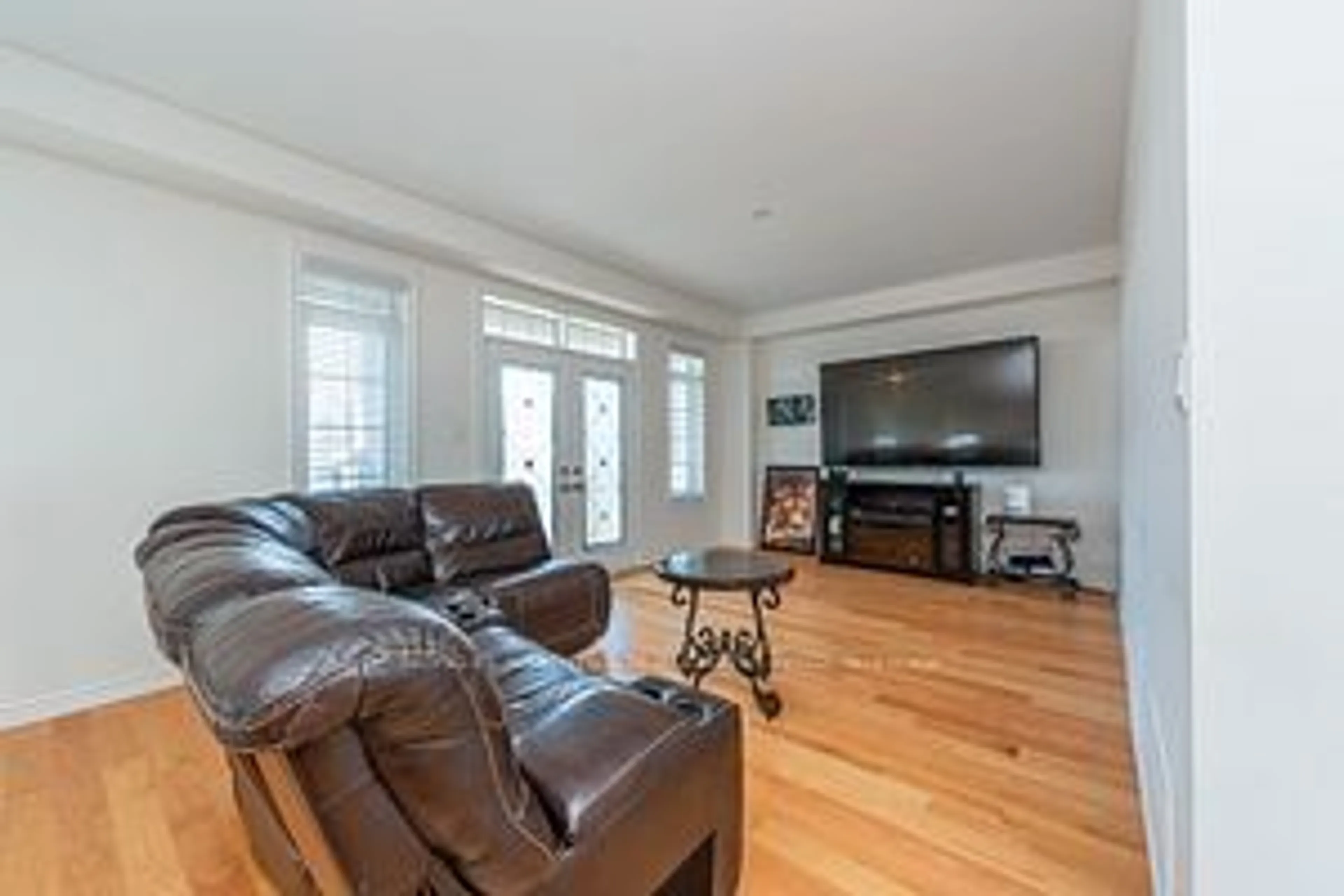 Living room for 495 Queen Mary Dr, Brampton Ontario L7A 4Y1