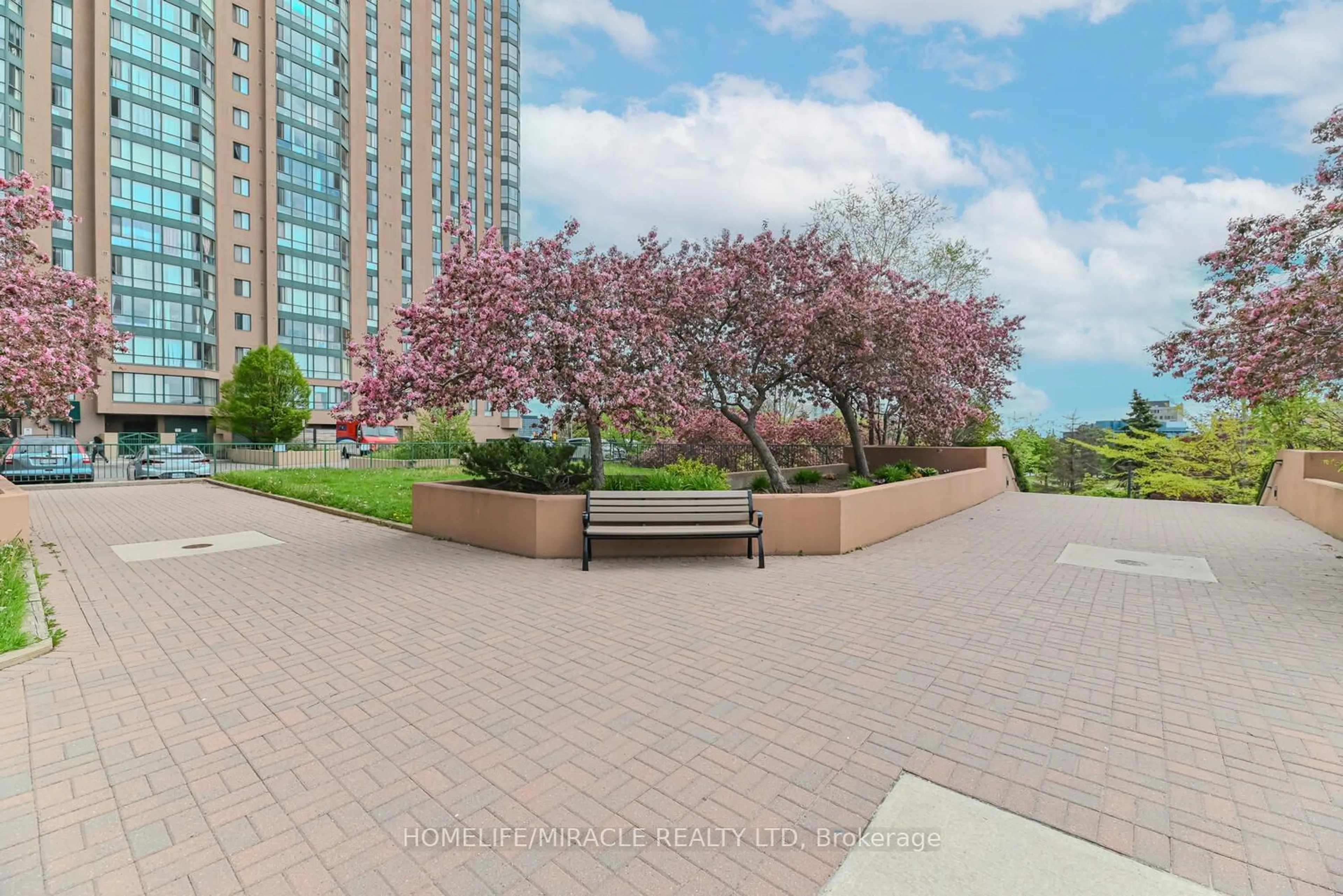 Patio for 155 Hillcrest Ave #1013, Mississauga Ontario L5B 3Z2