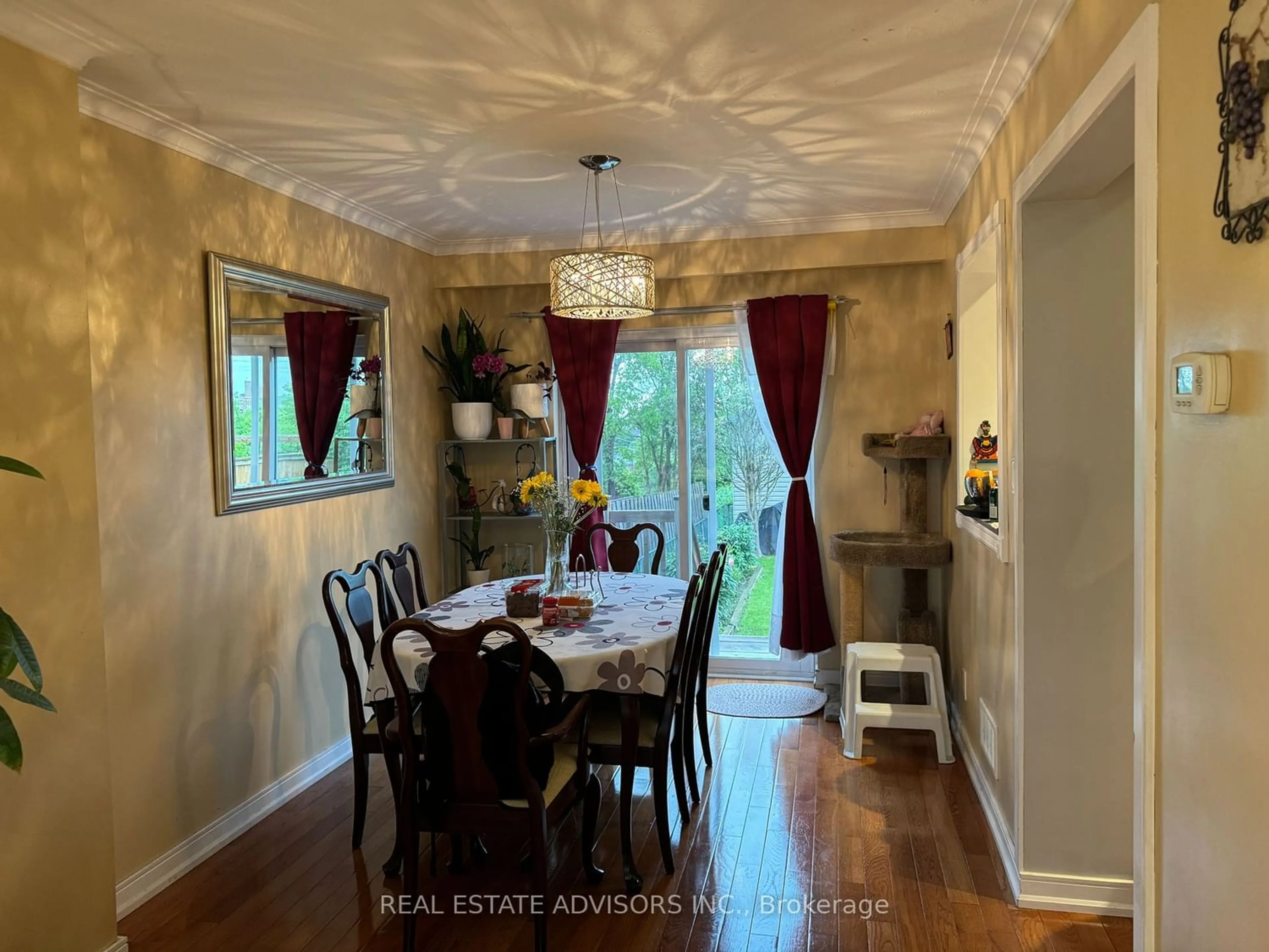 Dining room for 25 Windhill Cres, Toronto Ontario M9M 1Y1