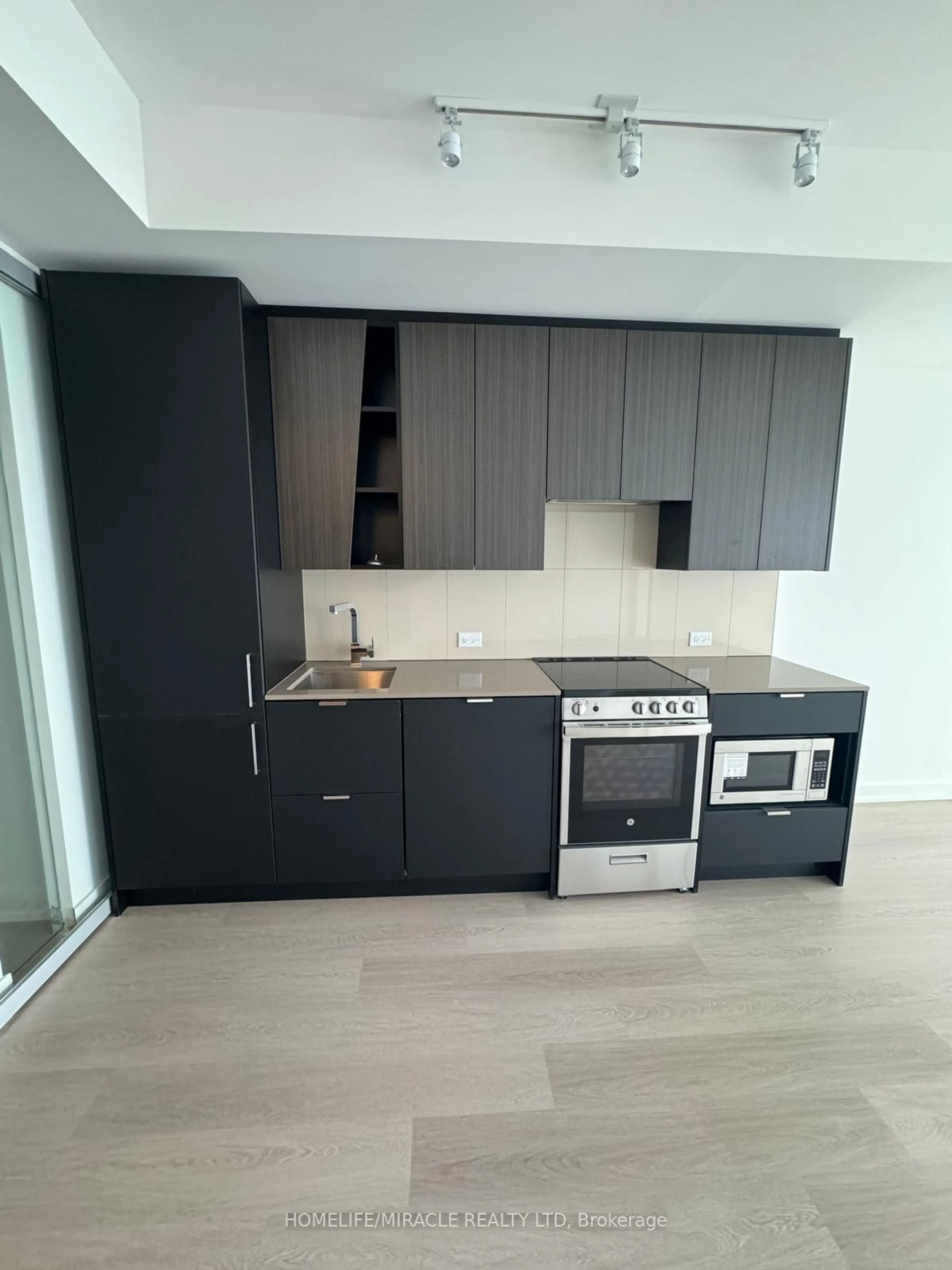 Standard kitchen for 3883 Quartz Rd #5107, Mississauga Ontario L5B 0M4