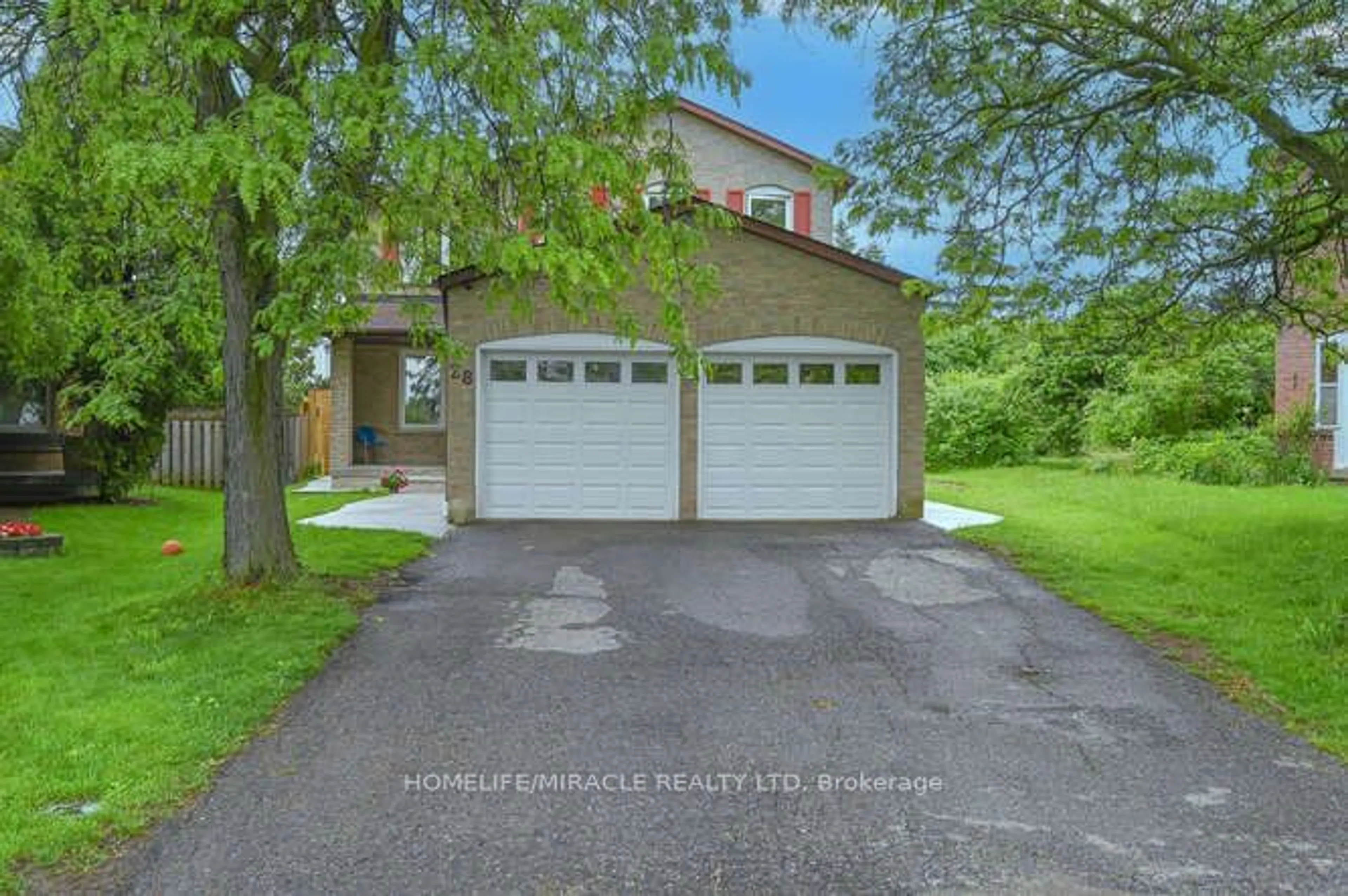 A pic from exterior of the house or condo for 28 Meadow Bush Crt, Brampton Ontario L6S 5B6