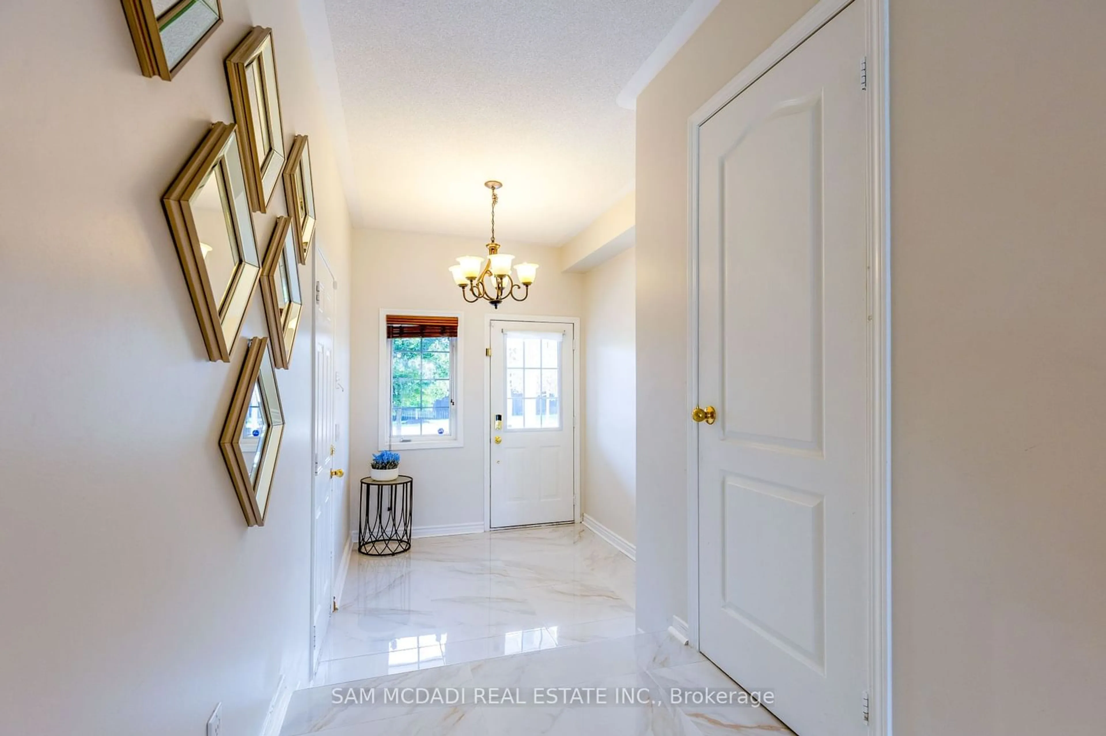 Indoor entryway for 3893 Quiet Creek Dr, Mississauga Ontario L5M 8B2
