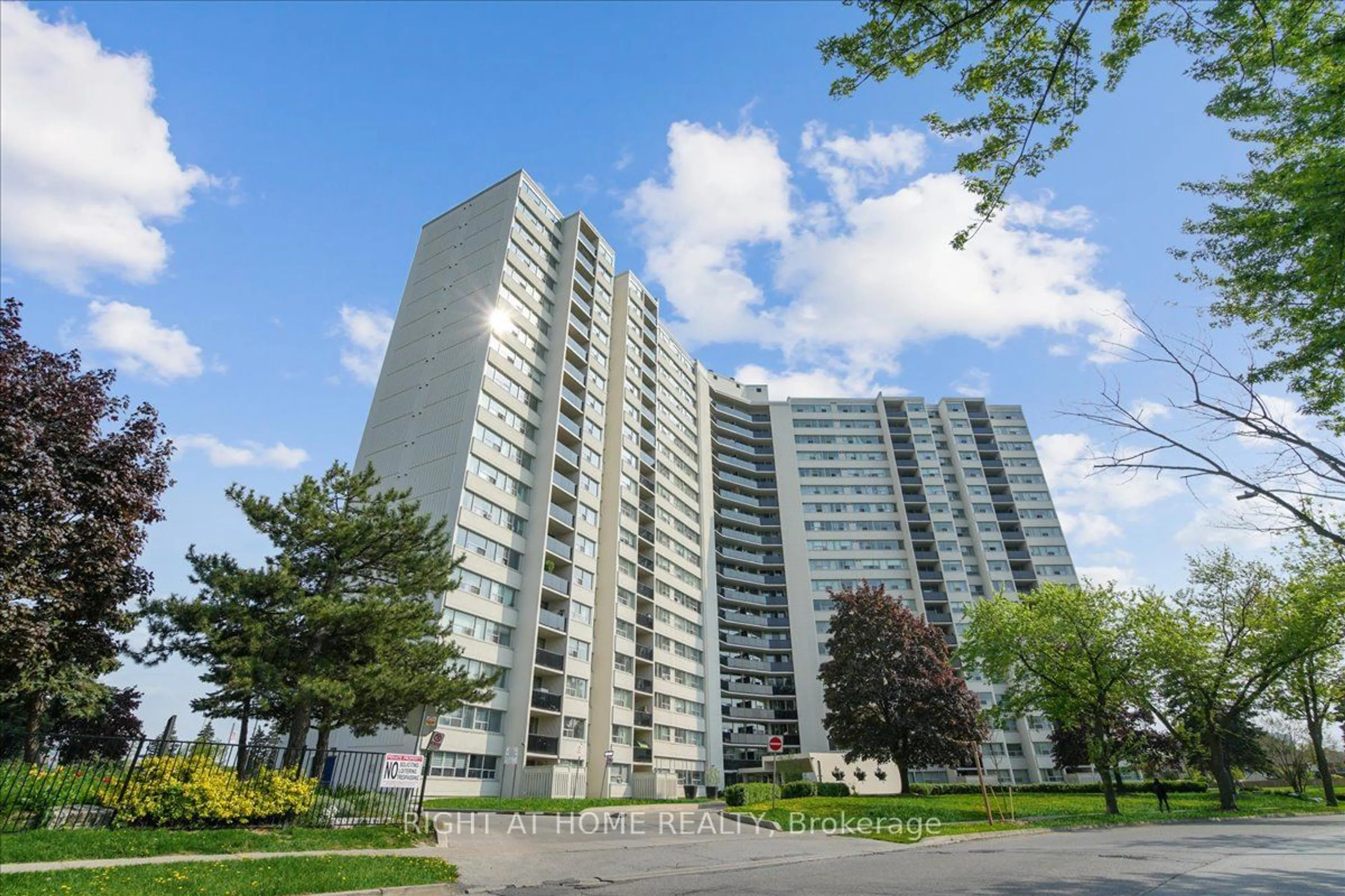 A pic from exterior of the house or condo for 530 Lolita Gdns #410, Mississauga Ontario L5A 3T2