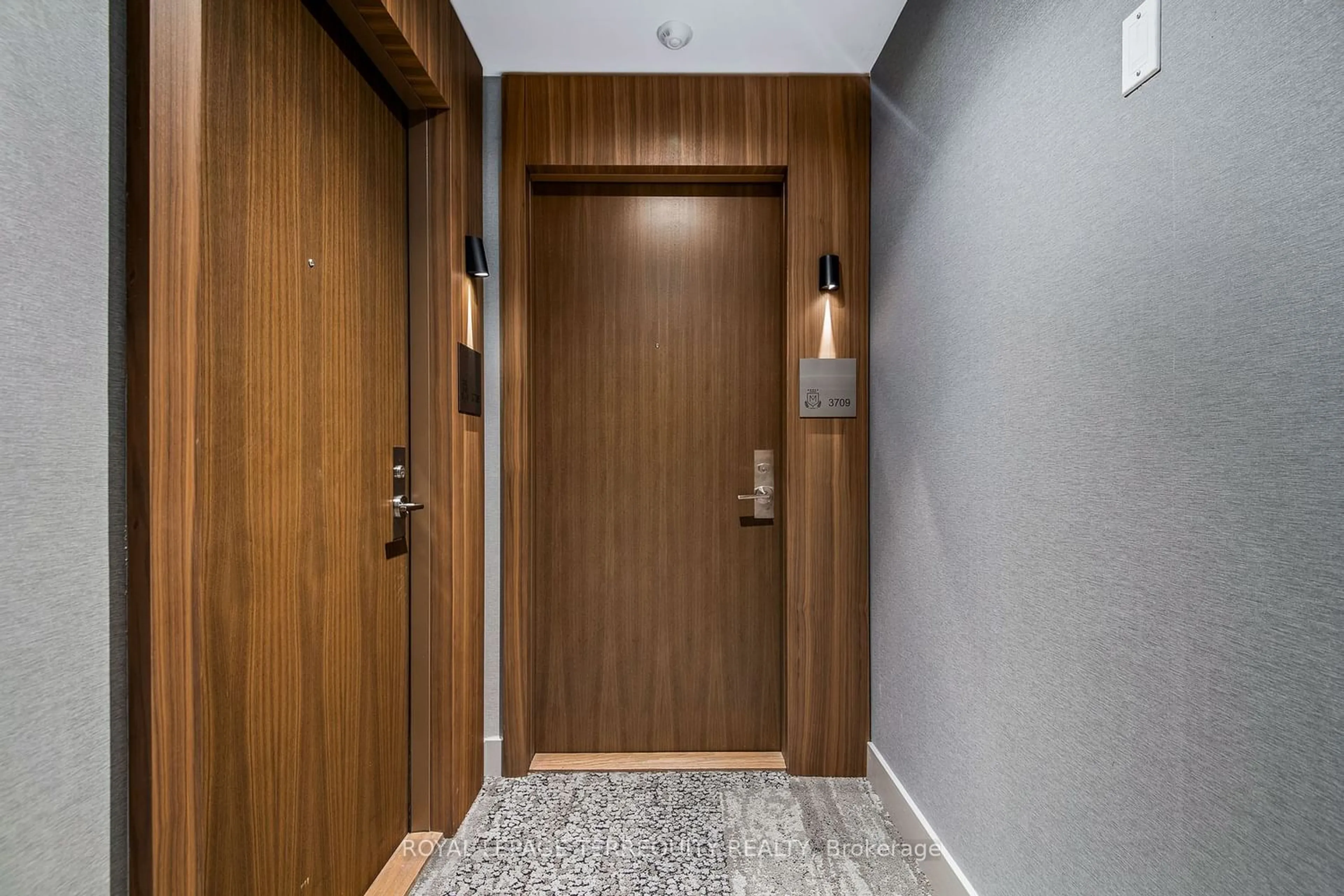 Indoor entryway, wood floors for 1926 Lake Shore Blvd #3709e, Toronto Ontario M6S 1A1